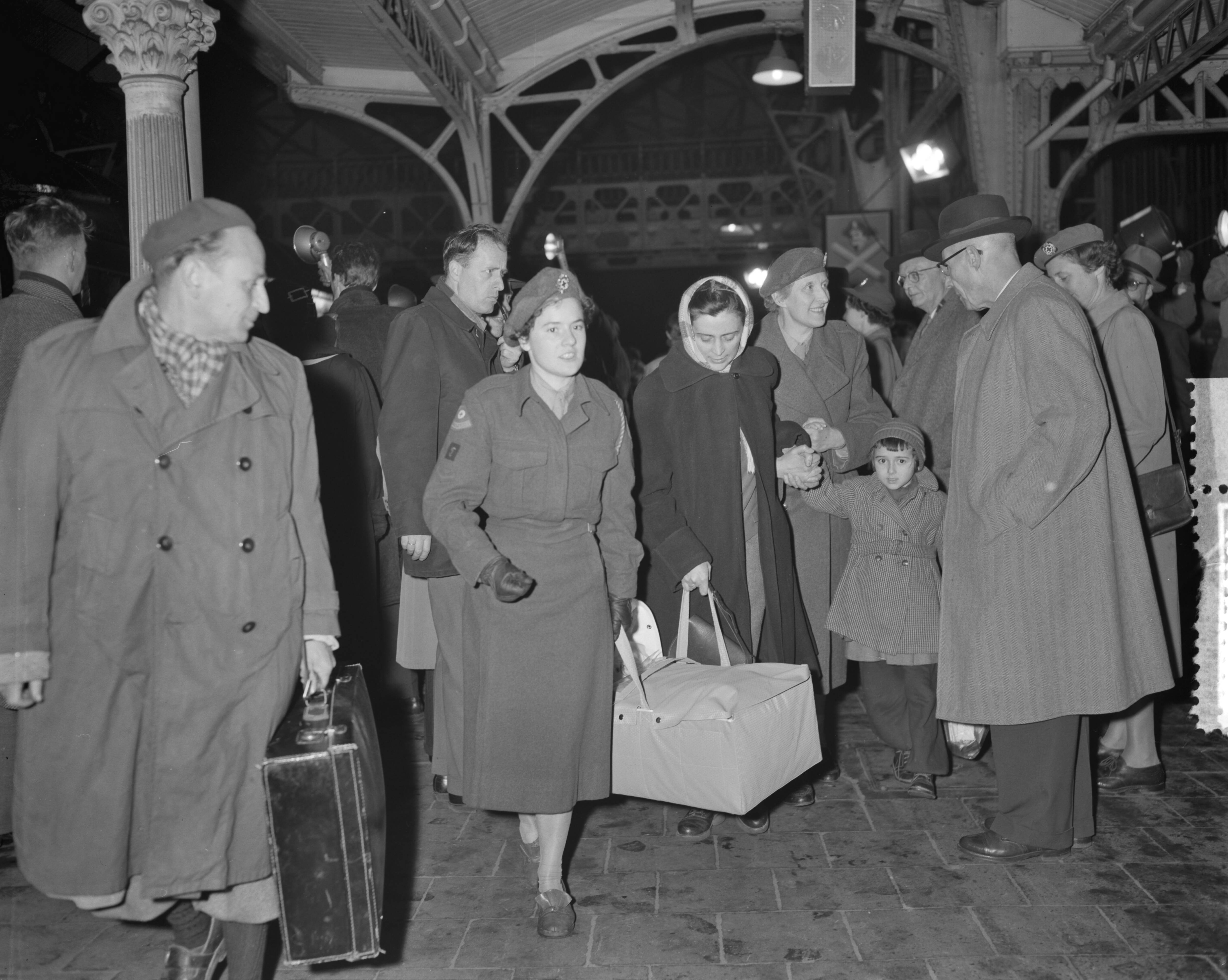 Fotocollectie Anefo — Aankomst Rode Kruistrein met Hongaren te Utrecht — Foto: Behrens, Herbert F. / Anefo. Licentie: Set B: Rechtenvrij / Publiek Domein. Bron: Nationaal Archief. http://hdl.handle.net/10648/a952bc6c-d0b4-102d-bcf8-003048976d84