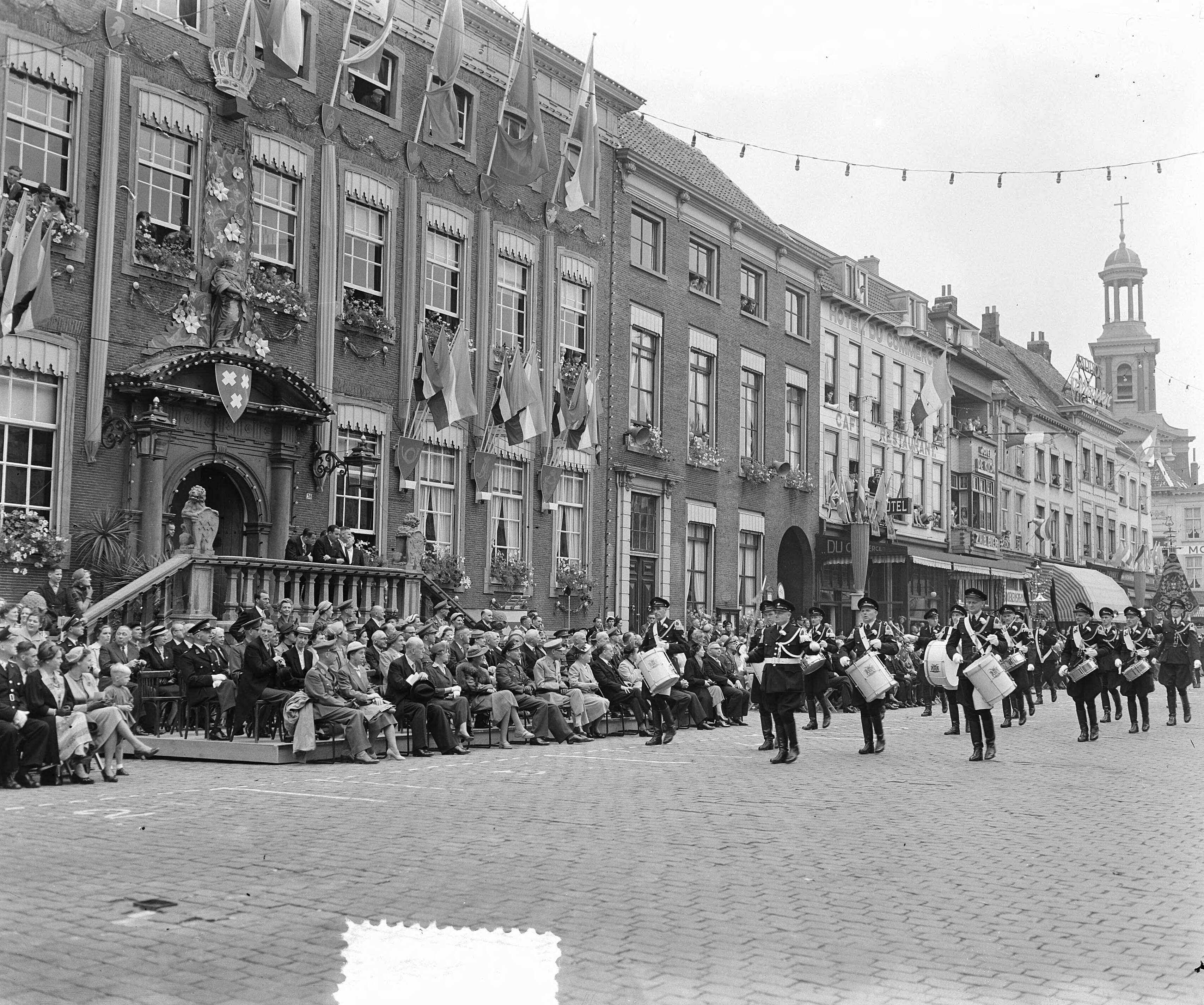 Opening feesten KMA Breda 125 jaar — Foto: Duinen, H. van / Anefo. — Licentie: Set B: Rechtenvrij / Publiek Domein. Bron: Nationaal Archief. http://hdl.handle.net/10648/a90fab98-d0b4-102d-bcf8-003048976d84