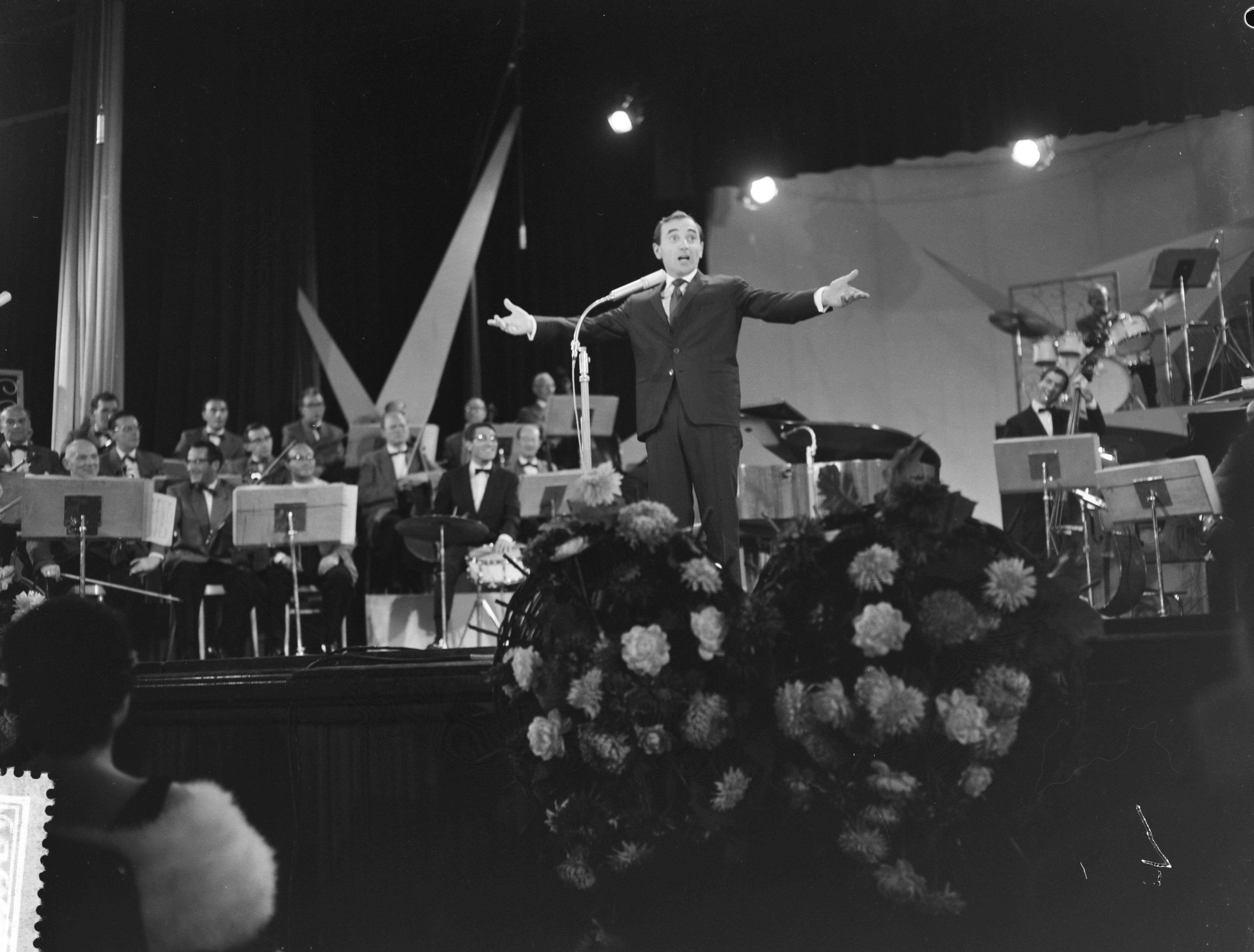 Grand Gala Du Disque in het Kurhaus te Scheveningen — Grand Gala Du Disque in Kurhaus. Charles Aznavour — Foto: Bilsen, Joop van / Anefo. Licentie: Set B: Rechtenvrij / Publiek Domein. Bron: Nationaal Archief. http://hdl.handle.net/10648/a9e47ef4-d0b4-102d-bcf8-003048976d84