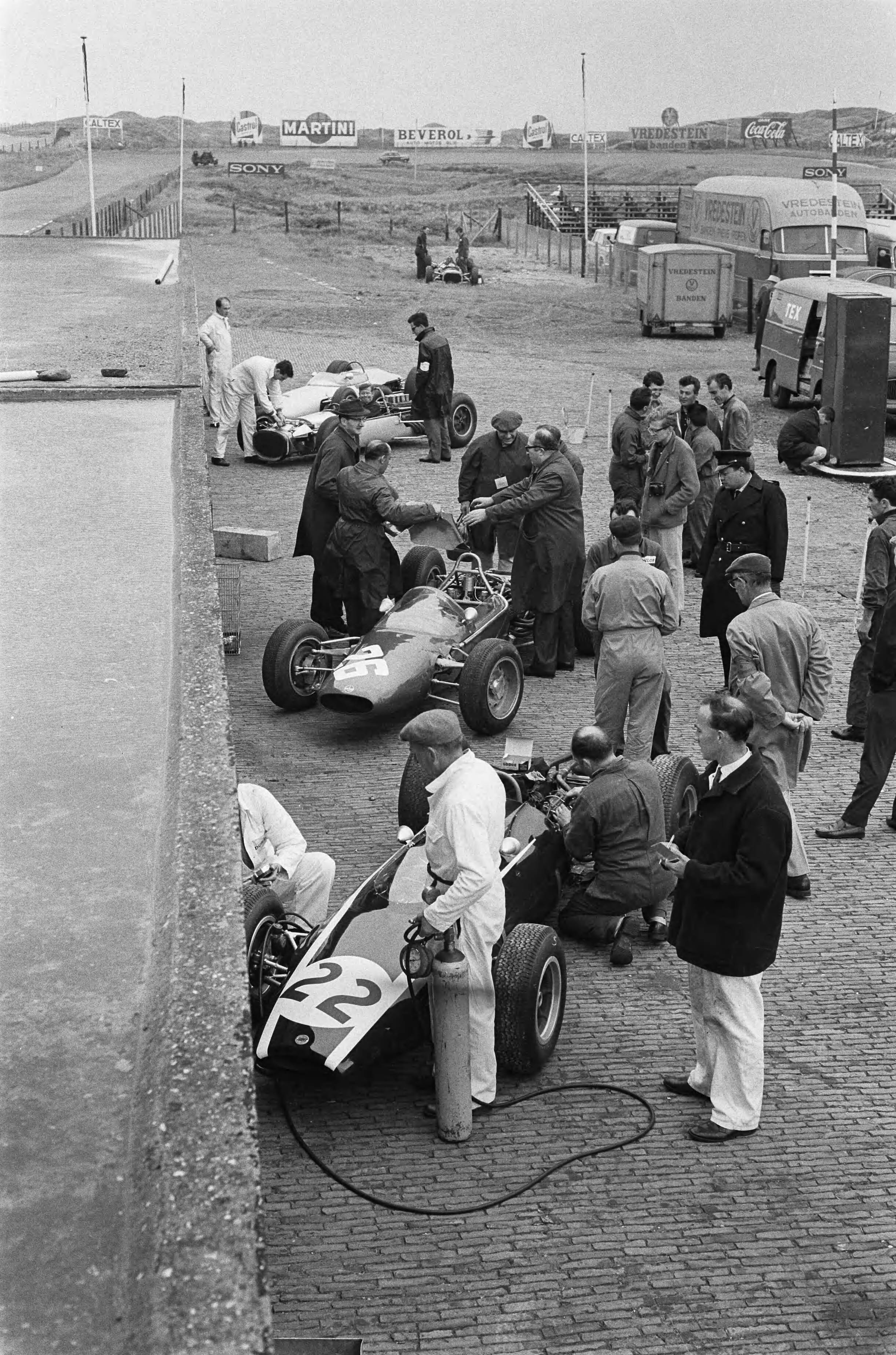 Fotocollectie Anefo — Grand Prix te Zandvoort. Nummer 2 Tony Maggs voor de start — Foto: Pot, Harry / Anefo. Licentie: Set B: Rechtenvrij / Publiek Domein. Bron: Nationaal Archief. http://hdl.handle.net/10648/aa3bf382-d0b4-102d-bcf8-003048976d84