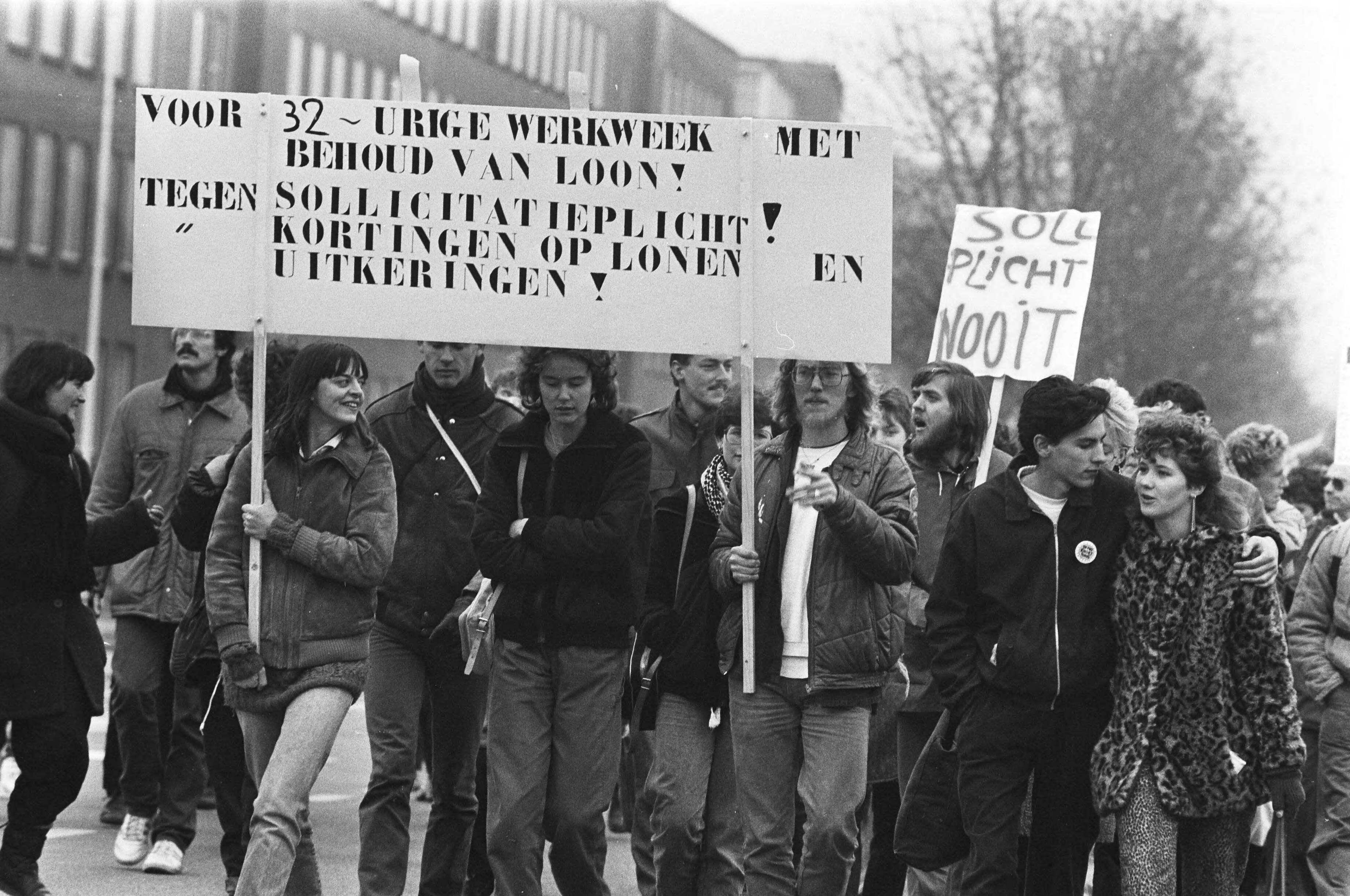 Fotocollectie Anefo — FNV-Jongerenbeweging demonstreert in Den Haag tegen regeringsbeleid — Foto: Bogaerts, Rob / Anefo. Licentie: Set B: Rechtenvrij / Publiek Domein. Bron: Nationaal Archief. http://hdl.handle.net/10648/ad3fe41c-d0b4-102d-bcf8-003048976d84