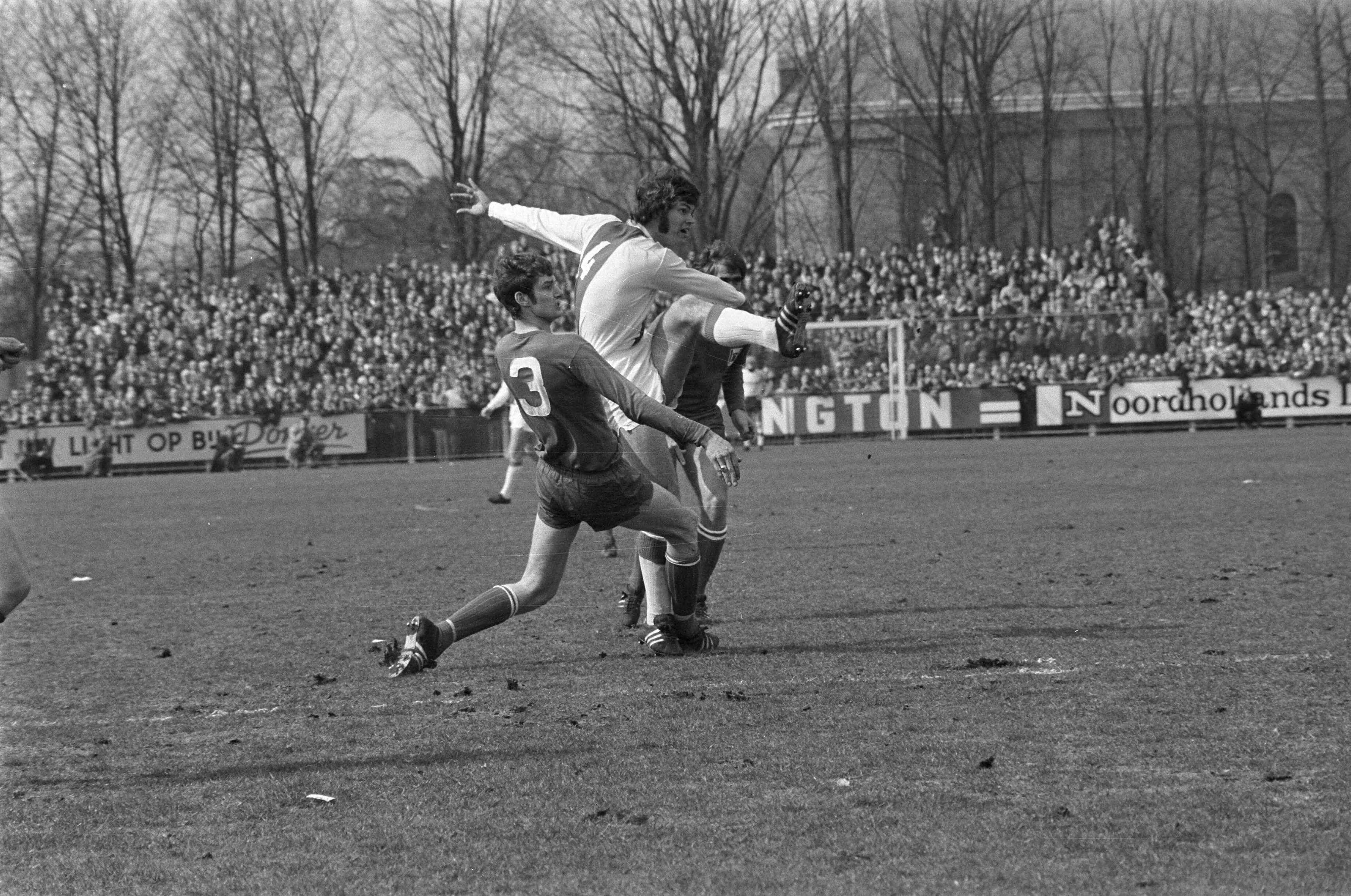 AZ 67 tegen Ajax: 2-1 — Johan Cruijff in actie — Foto: Fotograaf Onbekend / Anefo. Licentie: Set B: Rechtenvrij / Publiek Domein. Bron: Nationaal Archief. http://hdl.handle.net/10648/ab93bf12-d0b4-102d-bcf8-003048976d84