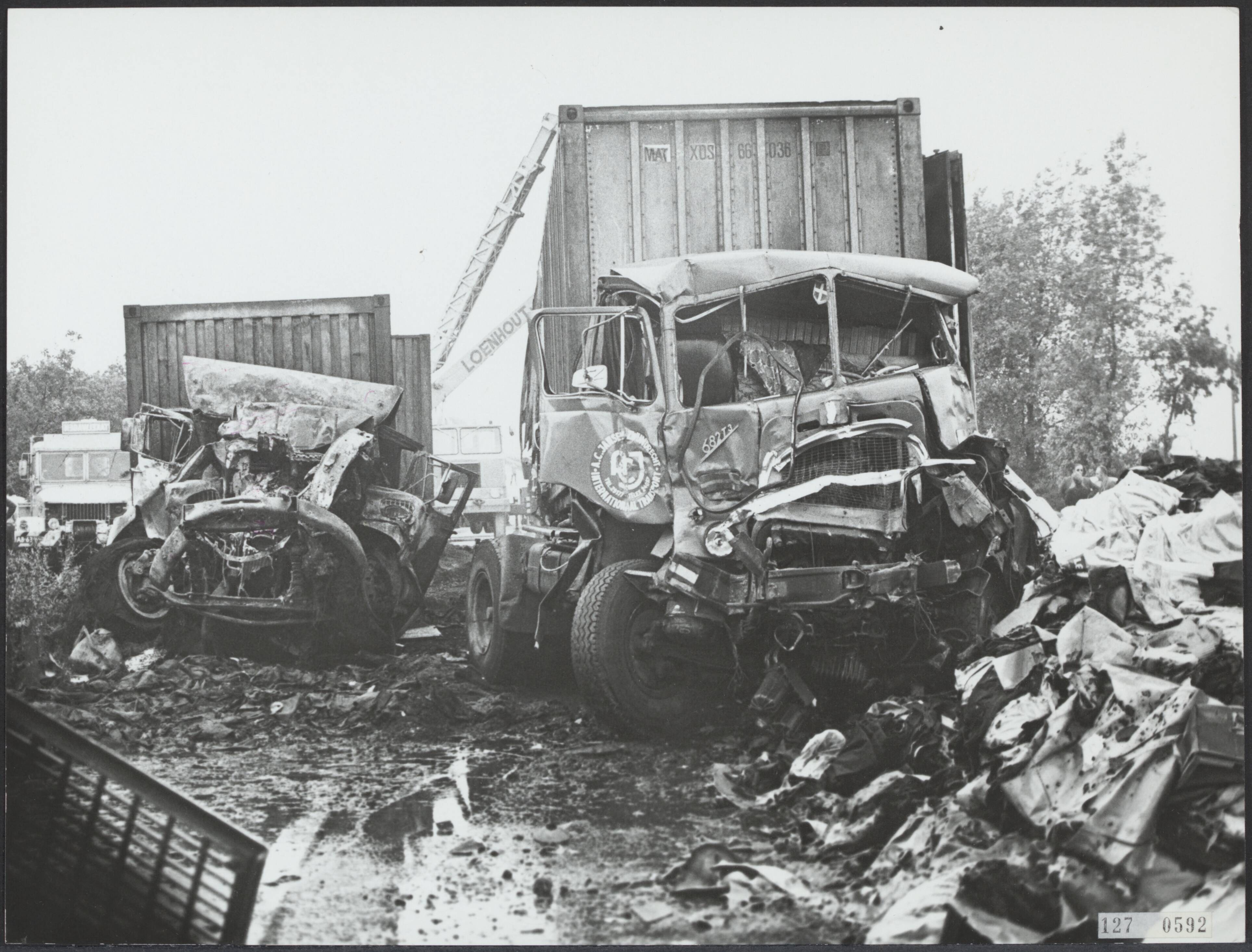Verkeer / Verkeersongevallen — Verkeersongeval op weg Rotterdam-Breda nabij Prinsenbeek [13 doden] — Foto: Mieremet, Rob / Anefo. Licentie: Set B: Rechtenvrij / Publiek Domein. Bron: Nationaal Archief. http://hdl.handle.net/10648/af3f14ea-d0b4-102d-bcf8-003048976d84