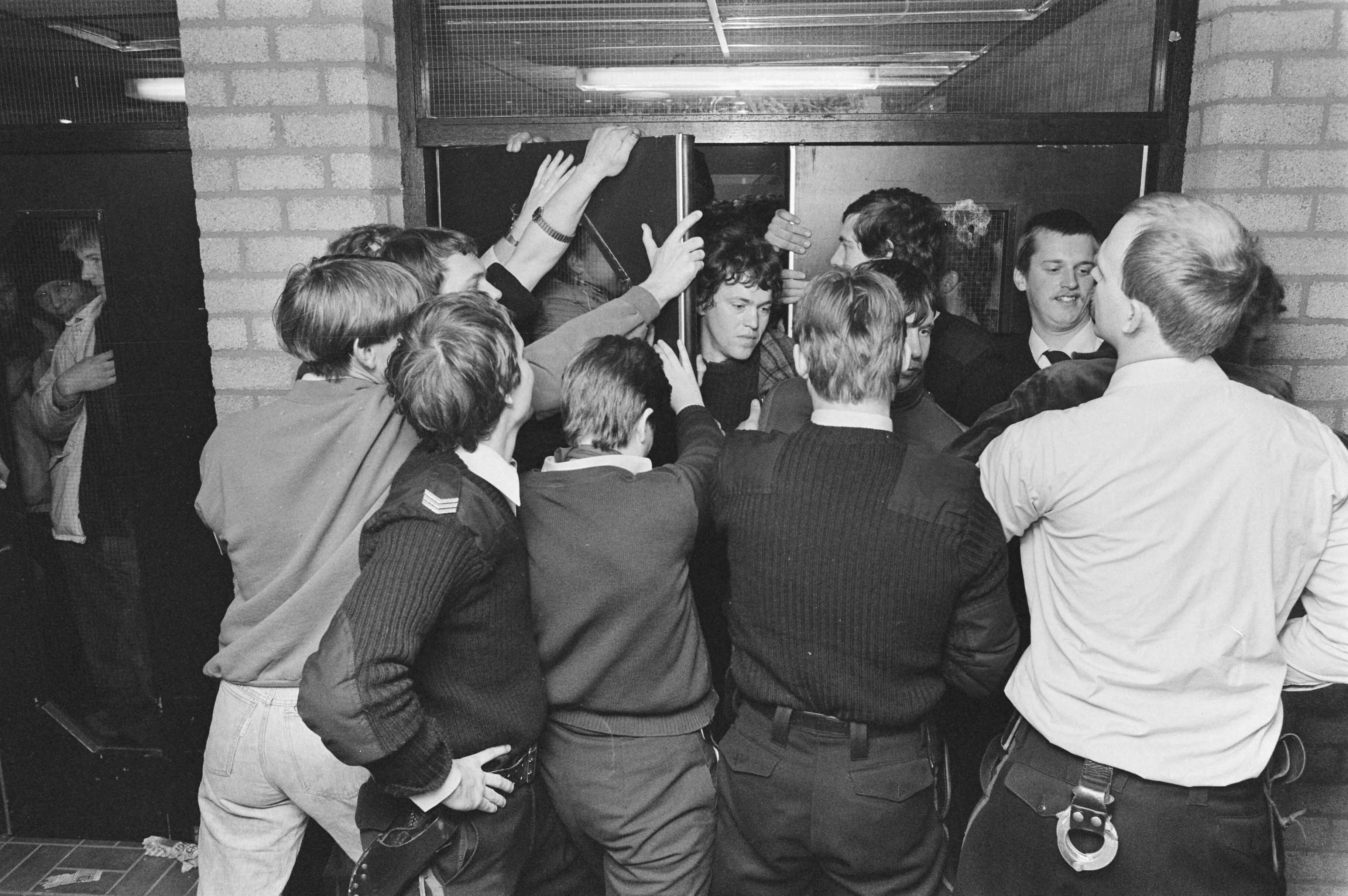 Fotocollectie Anefo — Inschrijving Elstedentocht Leeuwarden — Foto: Croes, Rob C. / Anefo. Licentie: Set B: Rechtenvrij / Publiek Domein. Bron: Nationaal Archief. http://hdl.handle.net/10648/ad434cba-d0b4-102d-bcf8-003048976d84