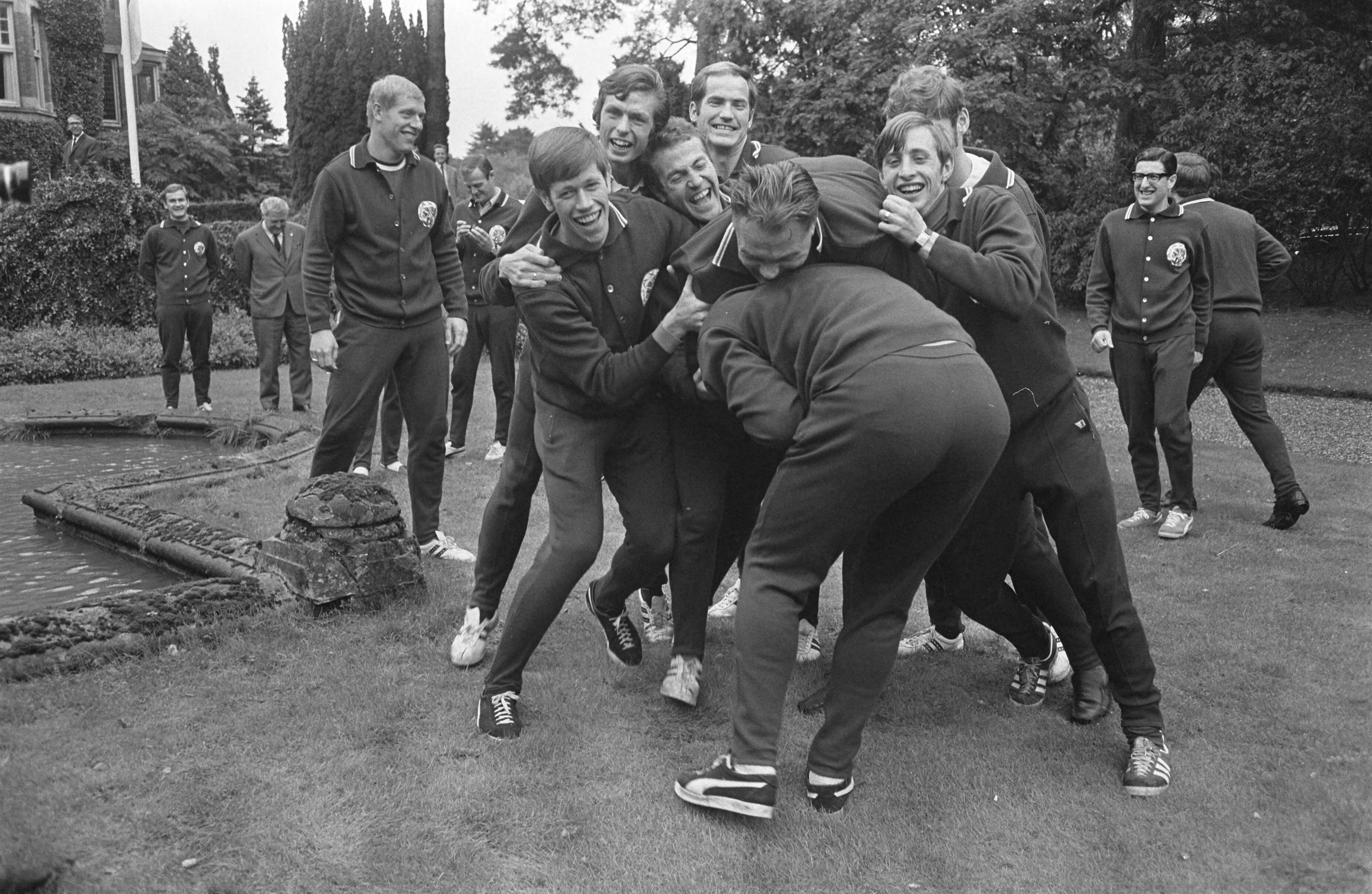 Ajax is in trainingskamp in hotel De Hooge Vuursche ter voorbereiding op de wedstrijd tegen FC Nurnberg — Baarn|voetbal |trainingen|Utrecht (prov.)|AJAX — Foto: Fotograaf Onbekend / Anefo. Licentie: Set B: Rechtenvrij / Publiek Domein. Bron: Nationaal Archief. http://hdl.handle.net/10648/ab4f6b14-d0b4-102d-bcf8-003048976d84