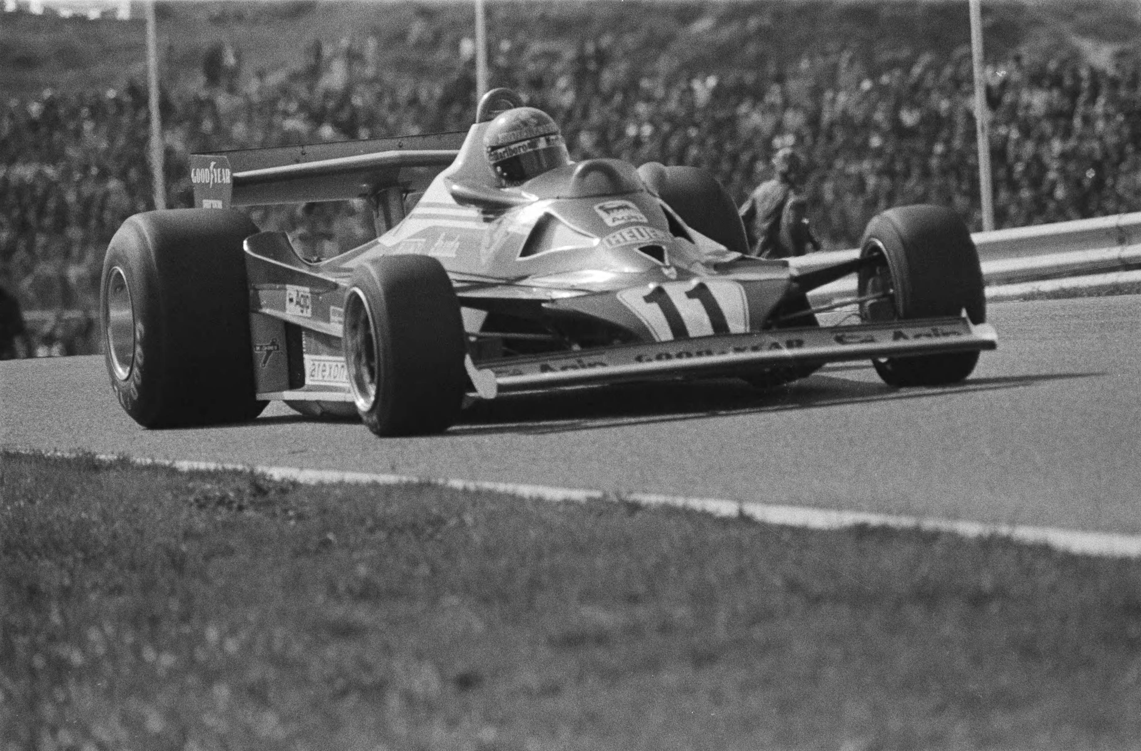 Fotocollectie Anefo — Grand Prix Zandvoort; Niki Lauda in actie — Foto: Suyk, Koen / Anefo. Licentie: Set B: Rechtenvrij / Publiek Domein. Bron: Nationaal Archief. http://hdl.handle.net/10648/aca1bb34-d0b4-102d-bcf8-003048976d84