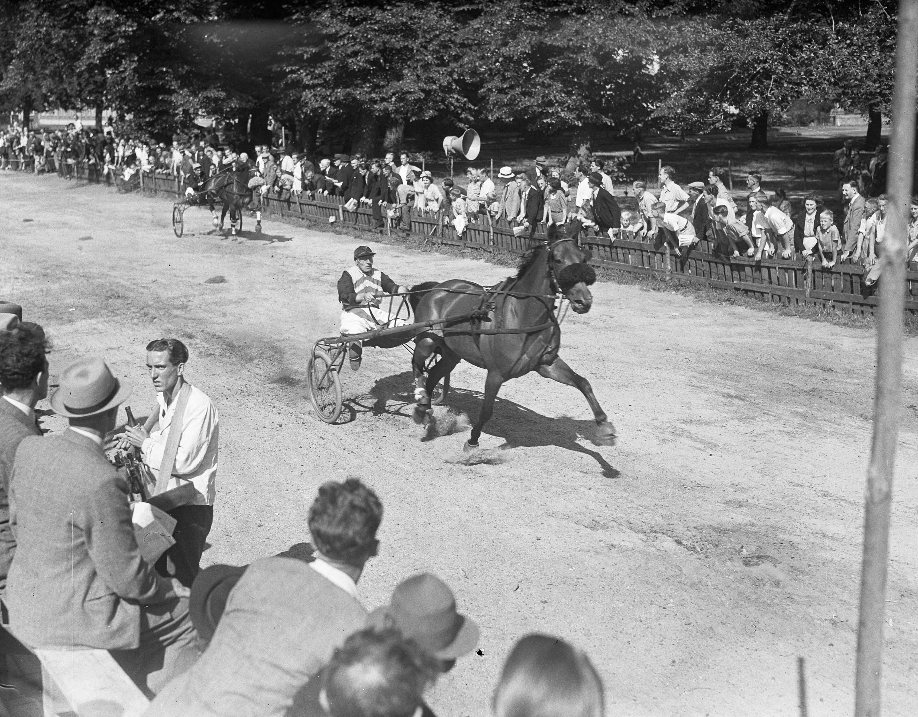Fotocollectie Anefo — Kortebaan wedstrijden te Haarlem — Foto: Noske, J.D. / Anefo. Licentie: Set B: Rechtenvrij / Publiek Domein. Bron: Nationaal Archief. http://hdl.handle.net/10648/ad74e996-d0b4-102d-bcf8-003048976d84