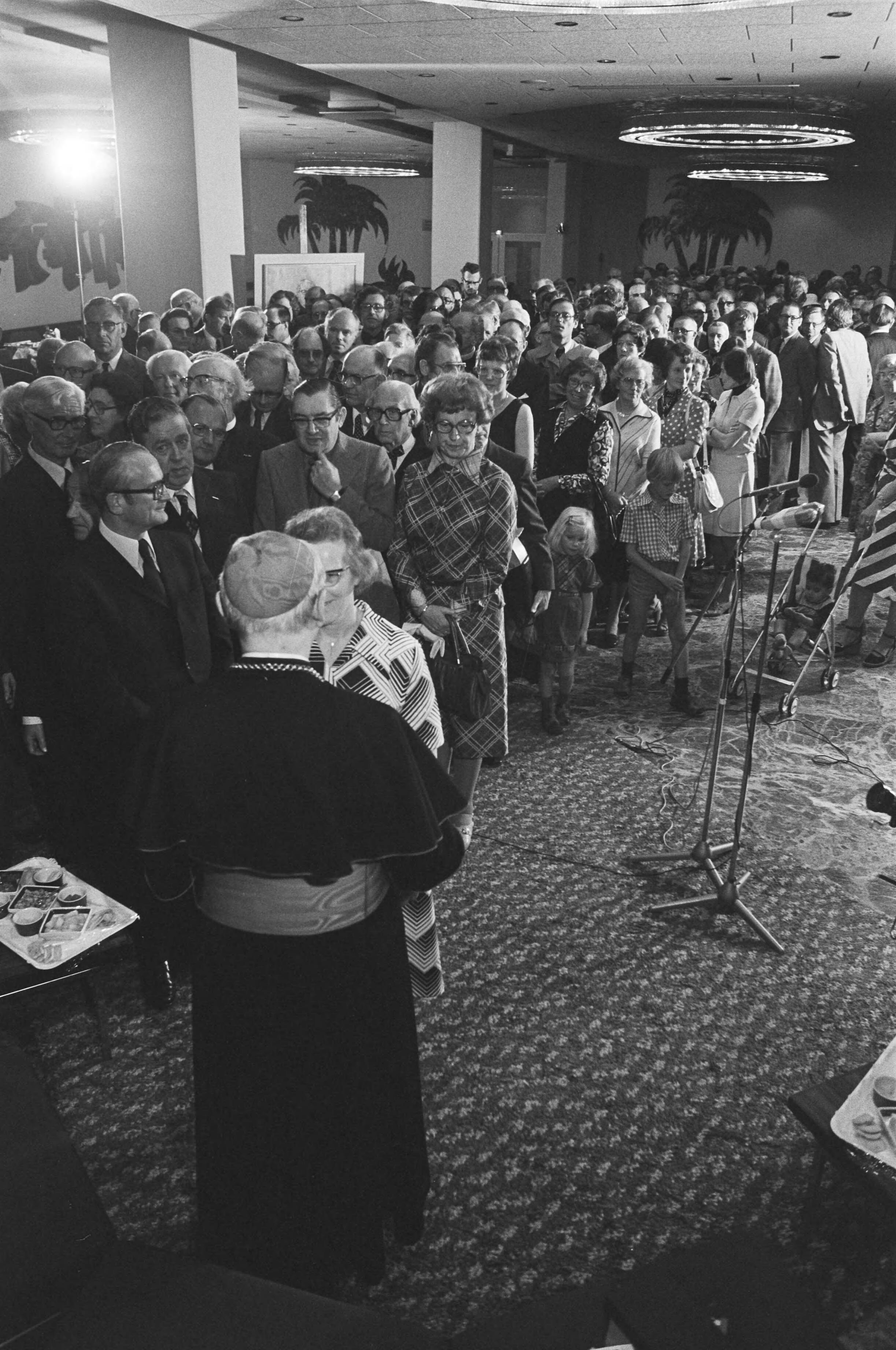 Fotocollectie Anefo — Afscheidsreceptie Kardinal Alfrink in Utrecht, Alfrink Piet de Jong en overzicht drukte — Foto: Croes, Rob C. / Anefo. Licentie: Set B: Rechtenvrij / Publiek Domein. Bron: Nationaal Archief. http://hdl.handle.net/10648/ac84d60e-d0b4-102d-bcf8-003048976d84