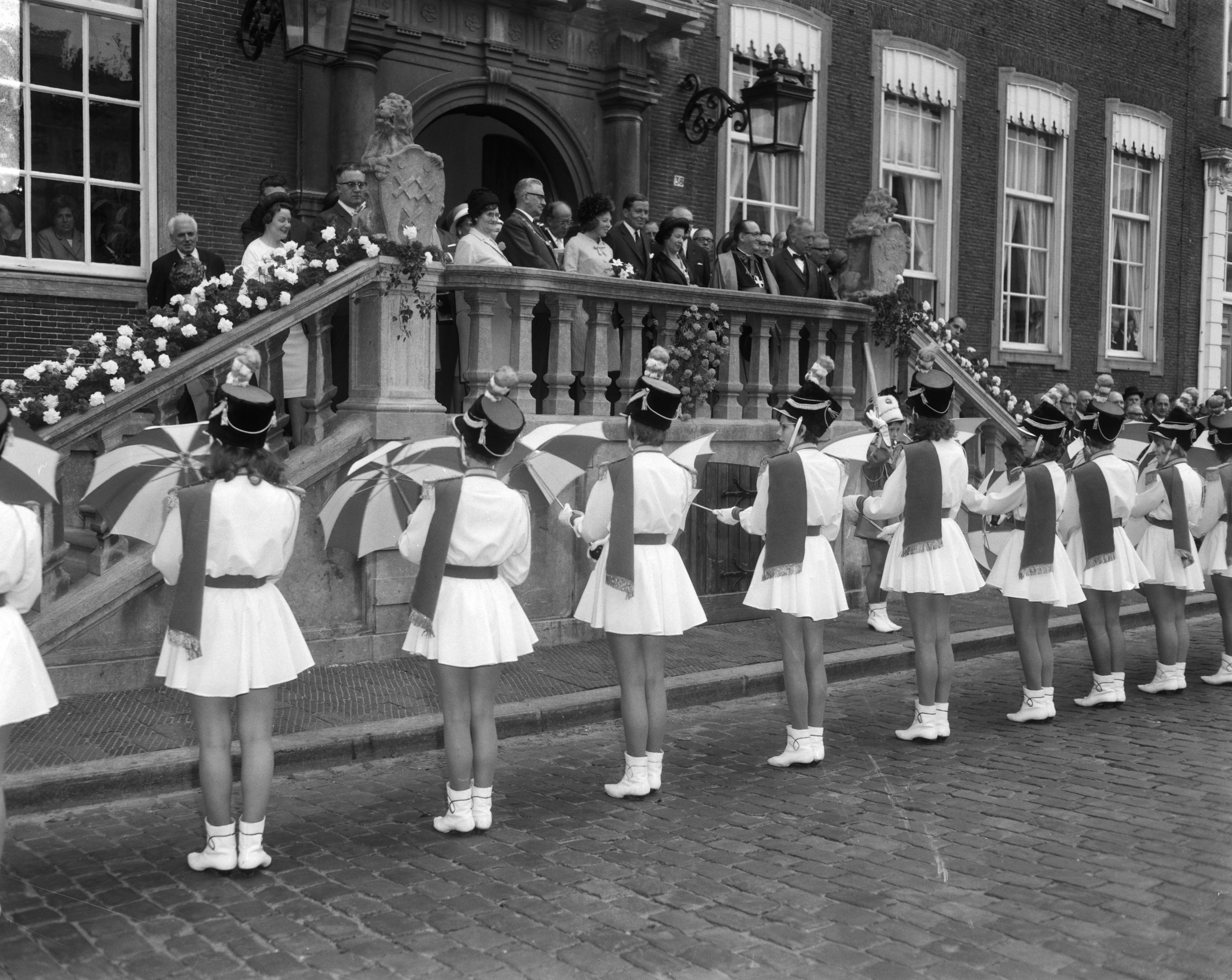 Fotocollectie Anefo — Prinses Beatrix en prins Claus brachten bezoek aan Bre da prinses Beatrix en Claus op balkon — Foto: Bilsen, Joop van / Anefo. Licentie: Set B: Rechtenvrij / Publiek Domein. Bron: Nationaal Archief. http://hdl.handle.net/10648/aaeb7fbe-d0b4-102d-bcf8-003048976d84