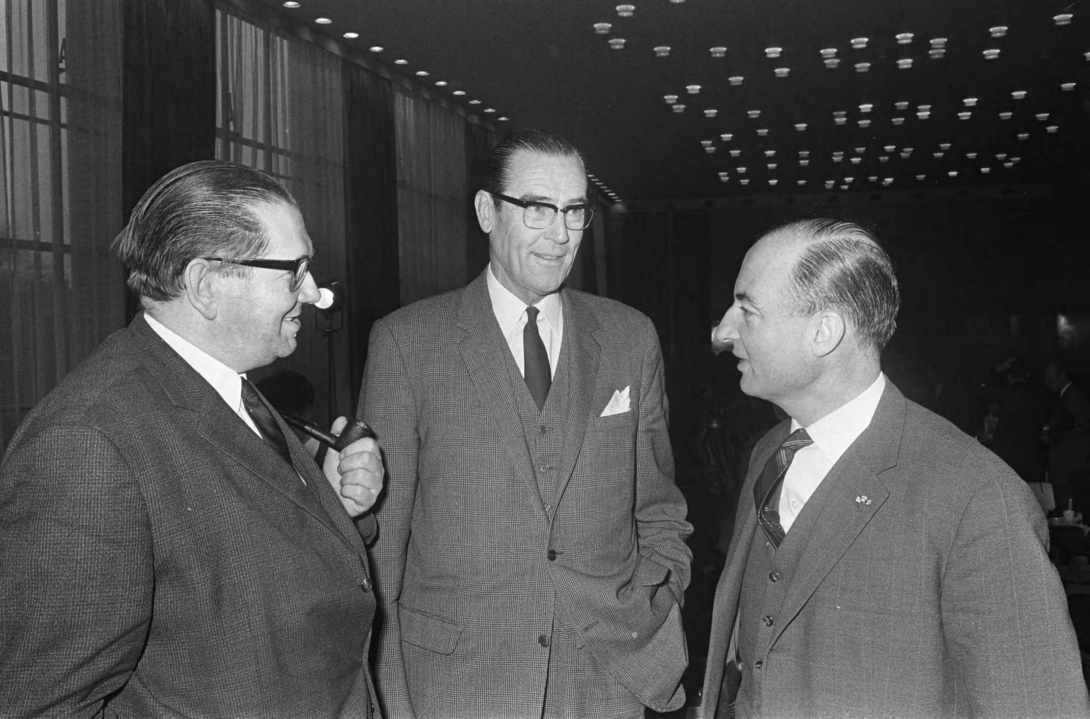 Fotocollectie Anefo — KVP bijeen te Utrecht, v.l.n.r. de heren Perquin, Aalbers en Schmelzer — Foto: Koch, Eric / Anefo. Licentie: Set B: Rechtenvrij / Publiek Domein. Bron: Nationaal Archief. http://hdl.handle.net/10648/ab073f92-d0b4-102d-bcf8-003048976d84
