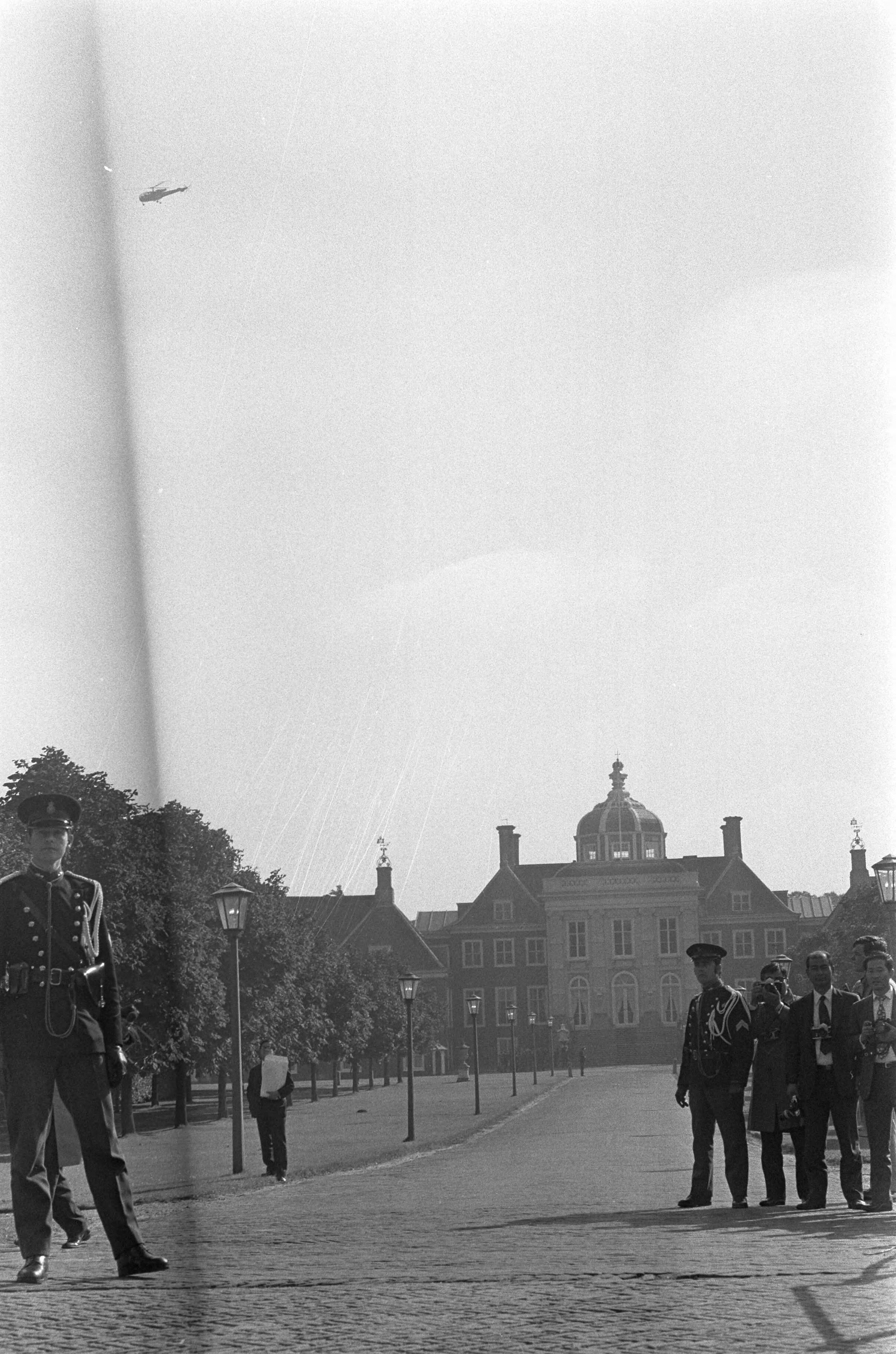 Fotocollectie Anefo — Keizer Hirohito en echtgenote op trappen van Paleis Huis ten Bosch , Den Haag — Foto: Mieremet, Rob / Anefo. Licentie: Set B: Rechtenvrij / Publiek Domein. Bron: Nationaal Archief. http://hdl.handle.net/10648/abd259ac-d0b4-102d-bcf8-003048976d84