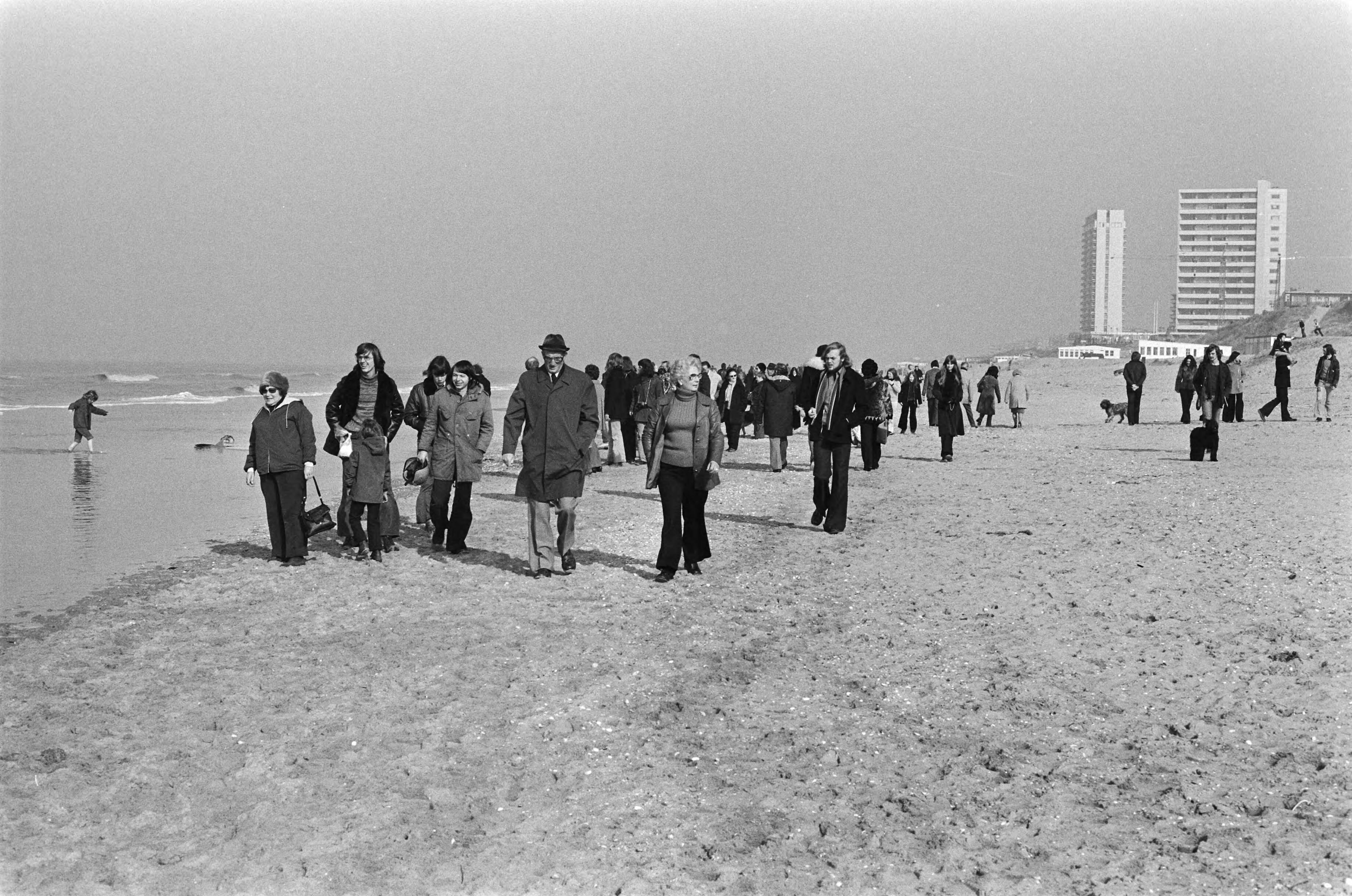 Fotocollectie Anefo — Mooi weer in Zandvoort; overzicht op het strand — Foto: Peters, Hans / Anefo. Licentie: Set B: Rechtenvrij / Publiek Domein. Bron: Nationaal Archief. http://hdl.handle.net/10648/ac6244d6-d0b4-102d-bcf8-003048976d84