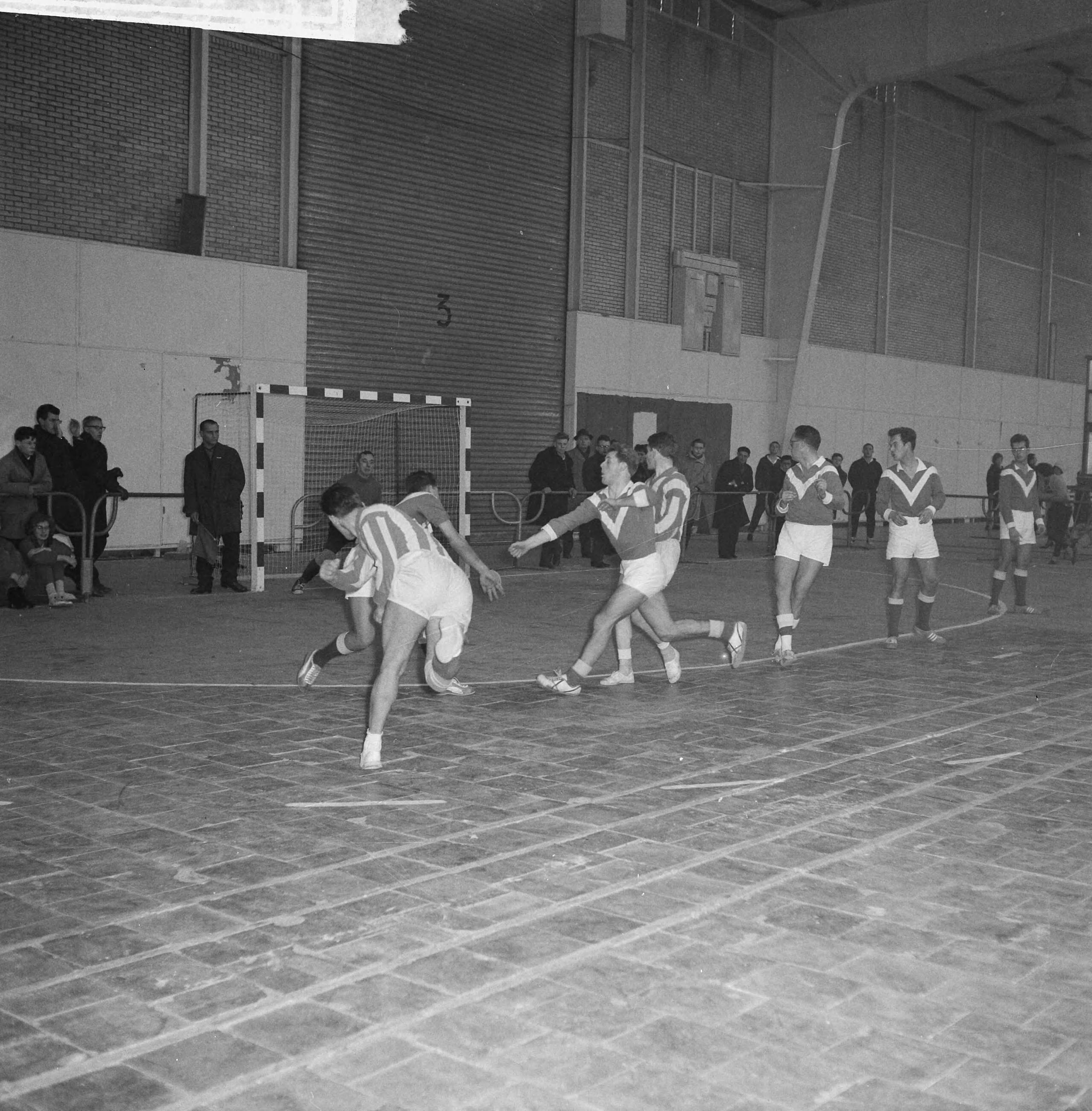 Fotocollectie Anefo — Zaalhandbal kersttoernooi in Utrecht. Spelmomenten — Foto: Gelderen, Hugo van / Anefo. Licentie: Set B: Rechtenvrij / Publiek Domein. Bron: Nationaal Archief. http://hdl.handle.net/10648/a9f22ab8-d0b4-102d-bcf8-003048976d84