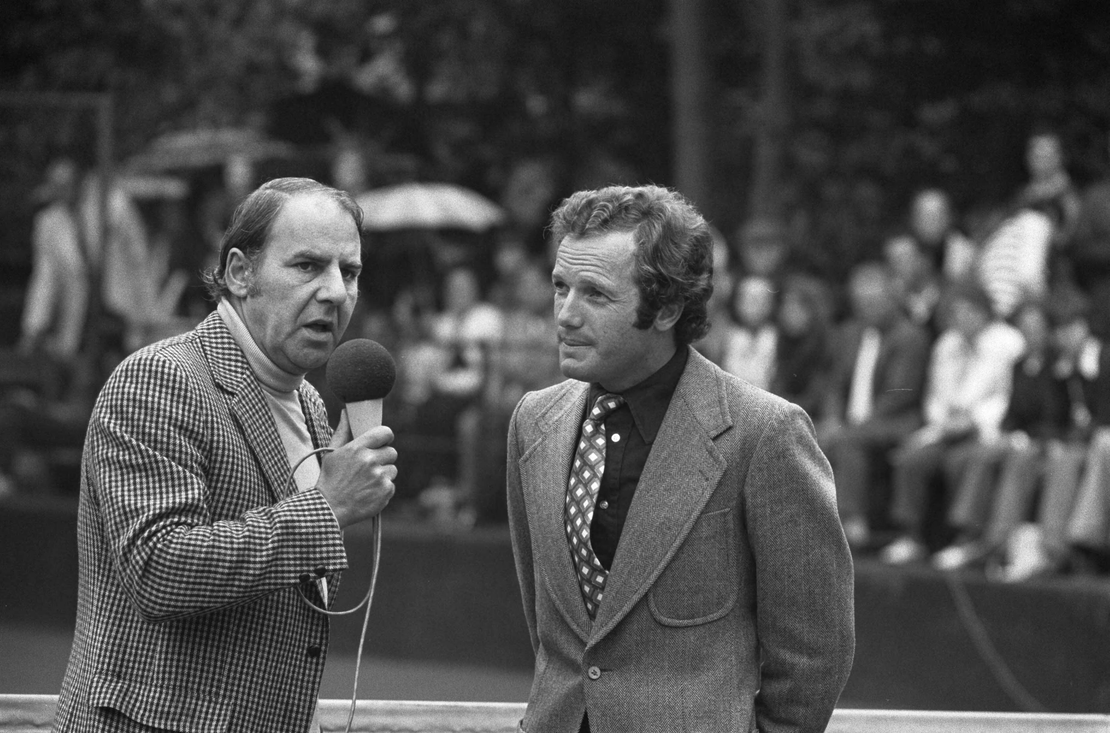 Fotocollectie Anefo — Internationale Tenniskampioenchappen Melkhuisje, Willem Duys (links) interviewt Tom Okker — Foto: Punt, W. / Anefo. Licentie: Set B: Rechtenvrij / Publiek Domein. Bron: Nationaal Archief. http://hdl.handle.net/10648/ac323fc0-d0b4-102d-bcf8-003048976d84