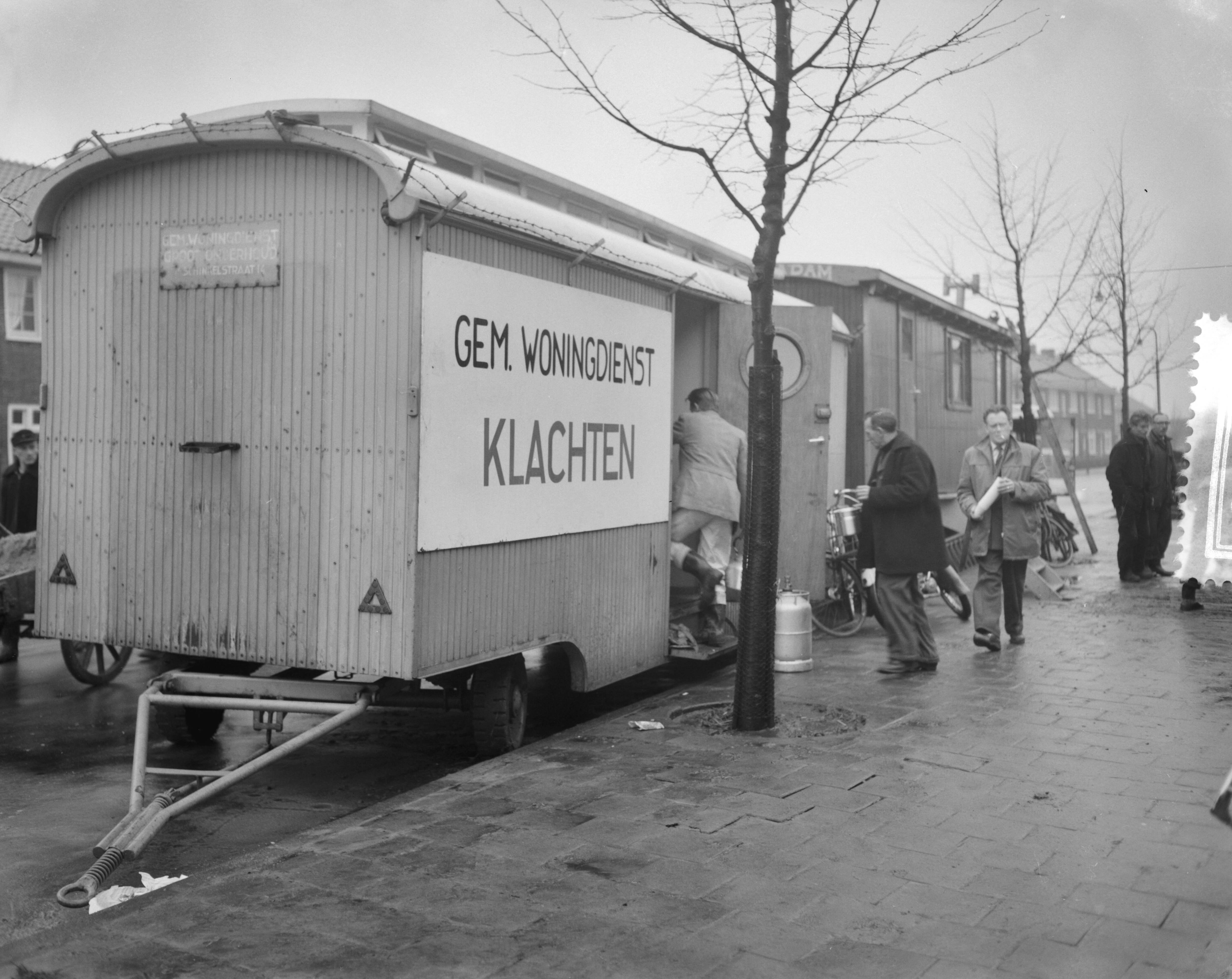 Ramp Tuindorp Oostzaan — Laatste voorbereiding terugkeer bewoners Oostzaan, klachtenbureau in woonwagen — Foto: Bilsen, Joop van / Anefo. Licentie: Set B: Rechtenvrij / Publiek Domein. Bron: Nationaal Archief. http://hdl.handle.net/10648/a9a6cae6-d0b4-102d-bcf8-003048976d84