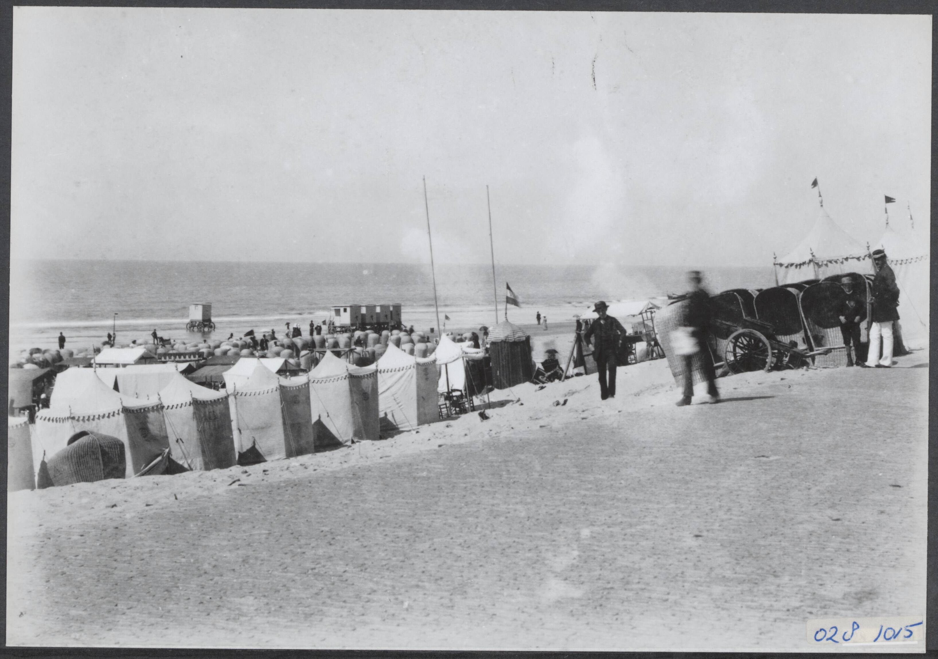 Fotocollectie Elsevier Binnenland — Scheveningen. Strand — Foto: Onbekend / Publiek Domein of Rechtenvrij. Licentie: Set B: Rechtenvrij / Publiek Domein. Bron: Nationaal Archief. http://hdl.handle.net/10648/addf849a-d0b4-102d-bcf8-003048976d84