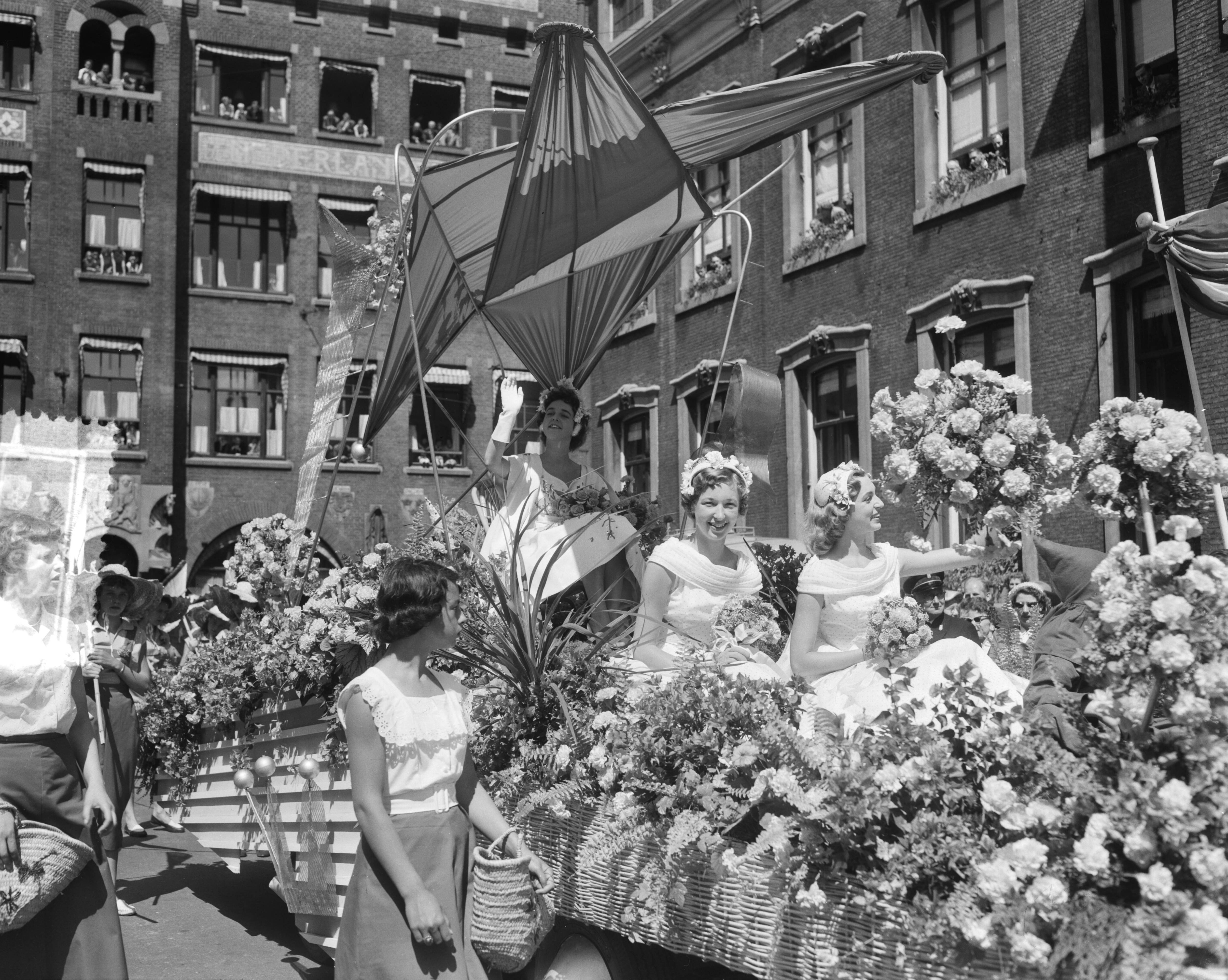 Fotocollectie Anefo — Bloemenkoningin Den Haag maak tocht door stad — Foto: Pot, Harry / Anefo. Licentie: Set B: Rechtenvrij / Publiek Domein. Bron: Nationaal Archief. http://hdl.handle.net/10648/a94cf4bc-d0b4-102d-bcf8-003048976d84