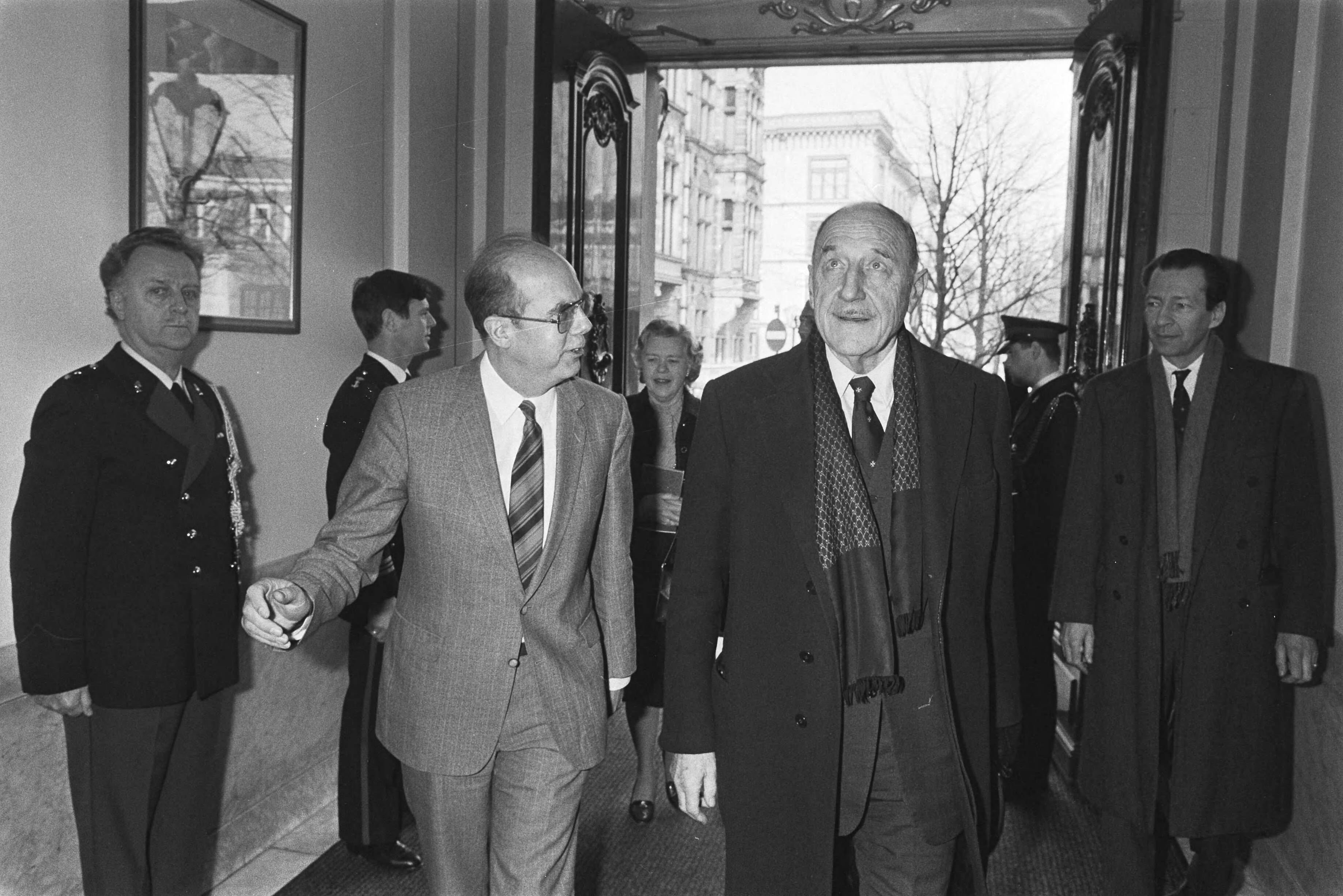 Fotocollectie Anefo — Afscheidstournee Navo-Reagan Luns langs ministeries in Den Haag ; Luns en minister De Ruiter (Defensie) — Foto: Croes, Rob C. / Anefo. Licentie: Set B: Rechtenvrij / Publiek Domein. Bron: Nationaal Archief. http://hdl.handle.net/10648/ad35b488-d0b4-102d-bcf8-003048976d84