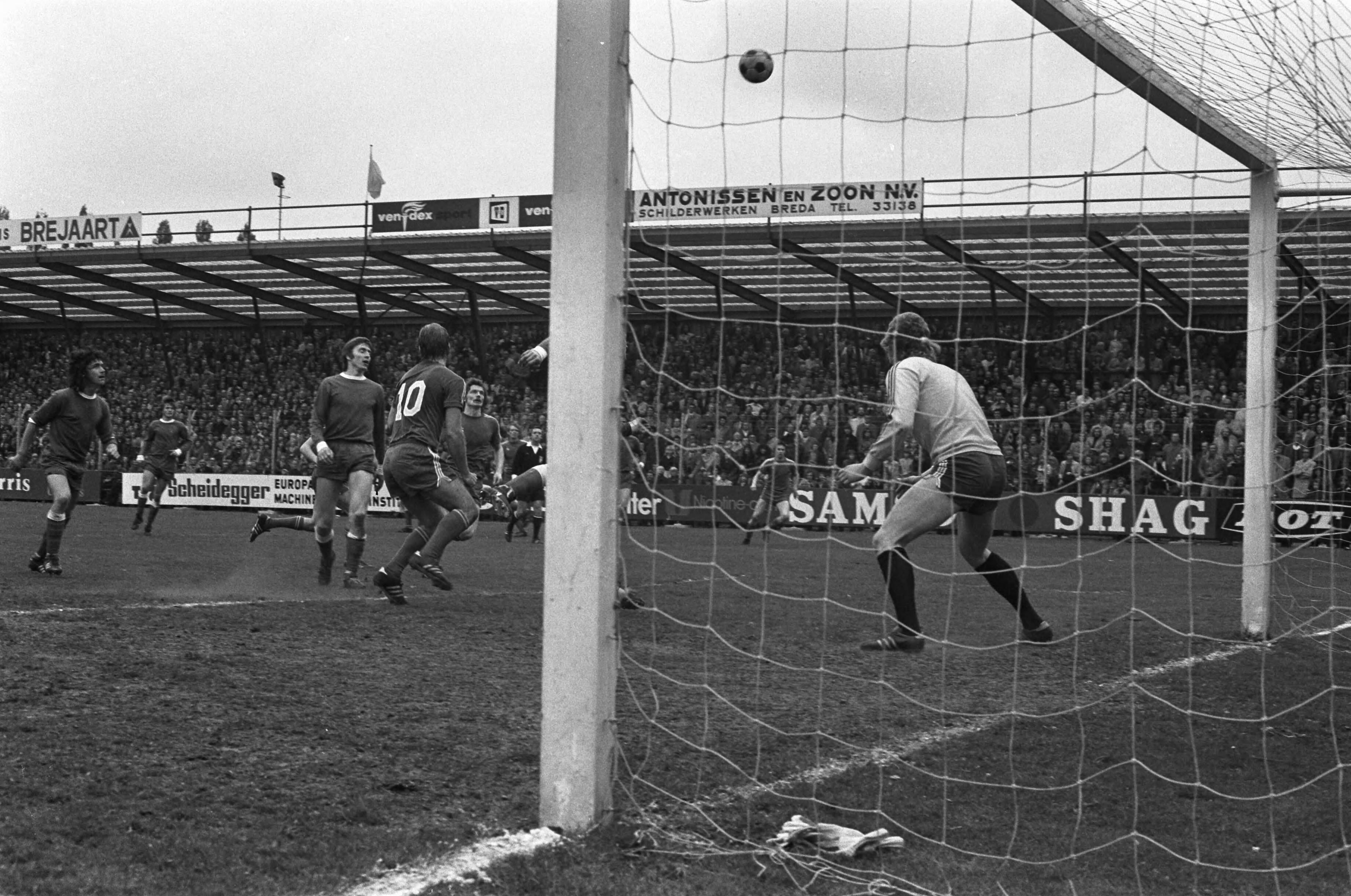 Fotocollectie Anefo — NAC tegen NEC 1-3, spelmomenten — Foto: Mieremet, Rob / Anefo. Licentie: Set B: Rechtenvrij / Publiek Domein. Bron: Nationaal Archief. http://hdl.handle.net/10648/ac48d2bc-d0b4-102d-bcf8-003048976d84