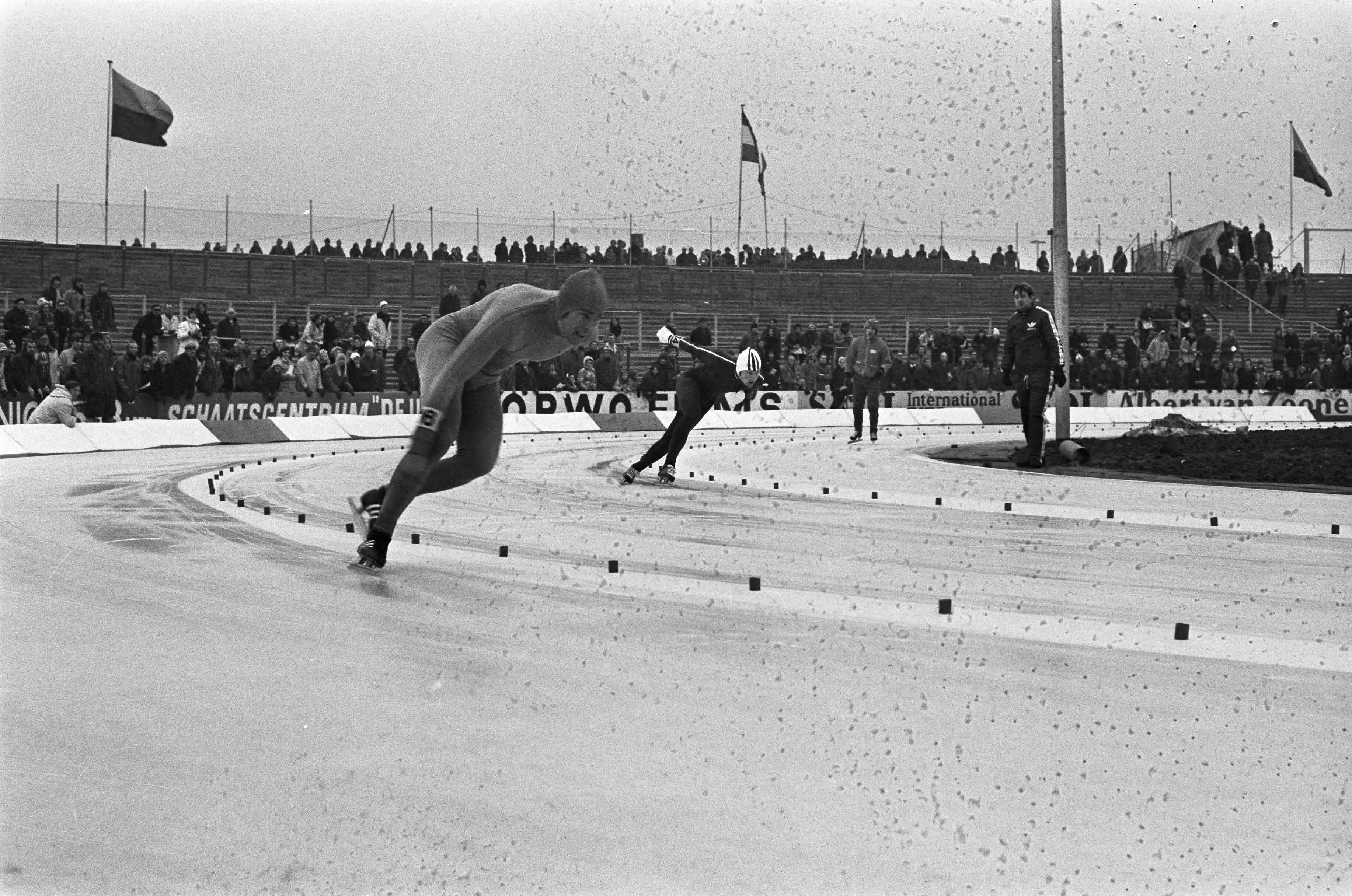 Fotocollectie Anefo — Schaatswedstrijden voor eerste ISSL World Cup voor prof op De Uithof in Den Haag , Ard Schenk (voorgrond) op 500 meter in aktie tegen Olsen, achtergrond lege — Foto: Verhoeff, Bert / Anefo. Licentie: Set B: Rechtenvrij / Publiek Domein. Bron: Nationaal Archief. http://hdl.handle.net/10648/ac21bee8-d0b4-102d-bcf8-003048976d84