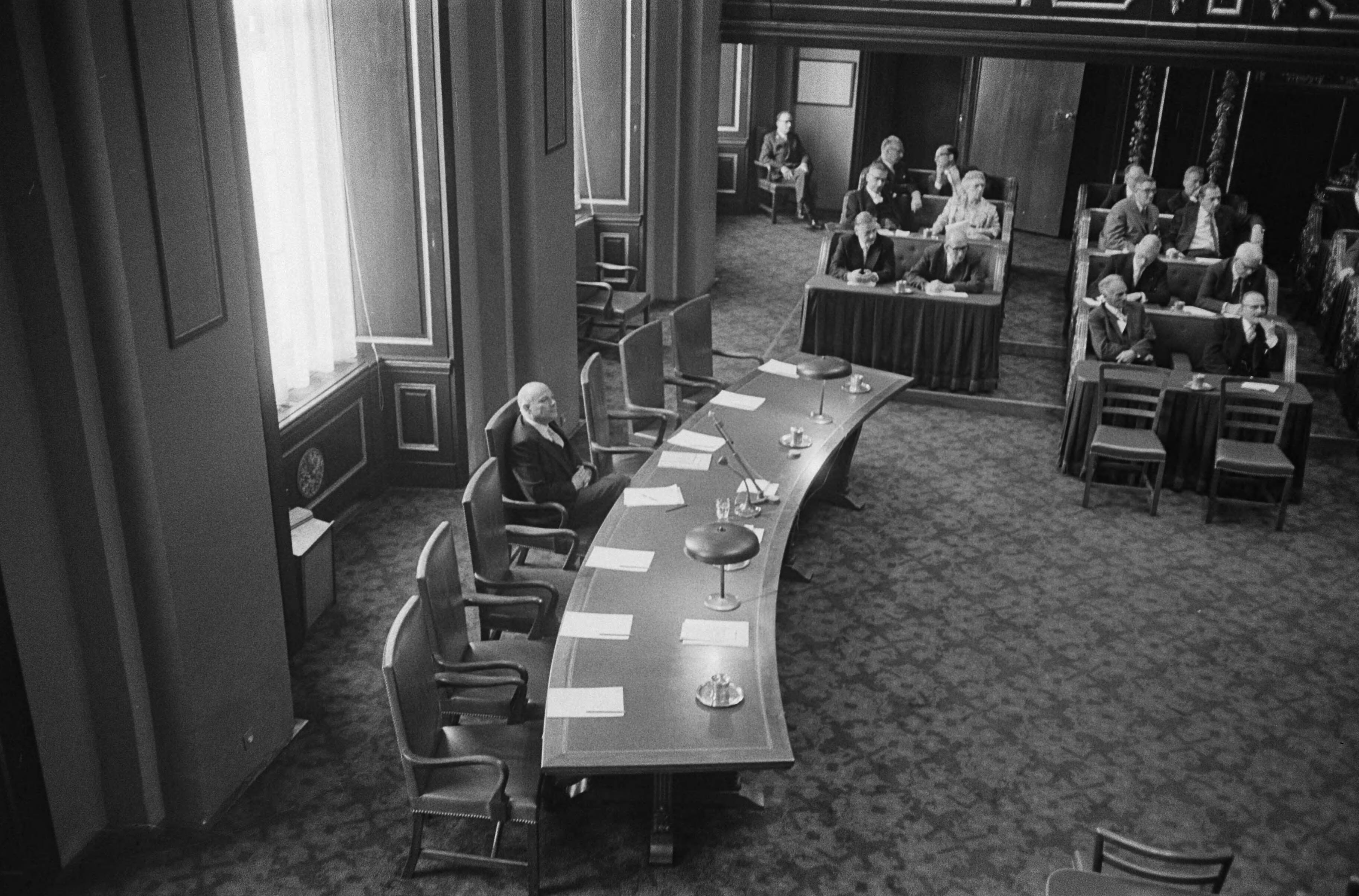 Fotocollectie Anefo — Eerste Kamer aanvaard de Mijnwet Continentaal Plat (de z.g. "natte mijnwet"). Minister Den Uyl achter regeringstafel — Foto: Koch, Eric / Anefo. Licentie: Set B: Rechtenvrij / Publiek Domein. Bron: Nationaal Archief. http://hdl.handle.net/10648/aac192b2-d0b4-102d-bcf8-003048976d84