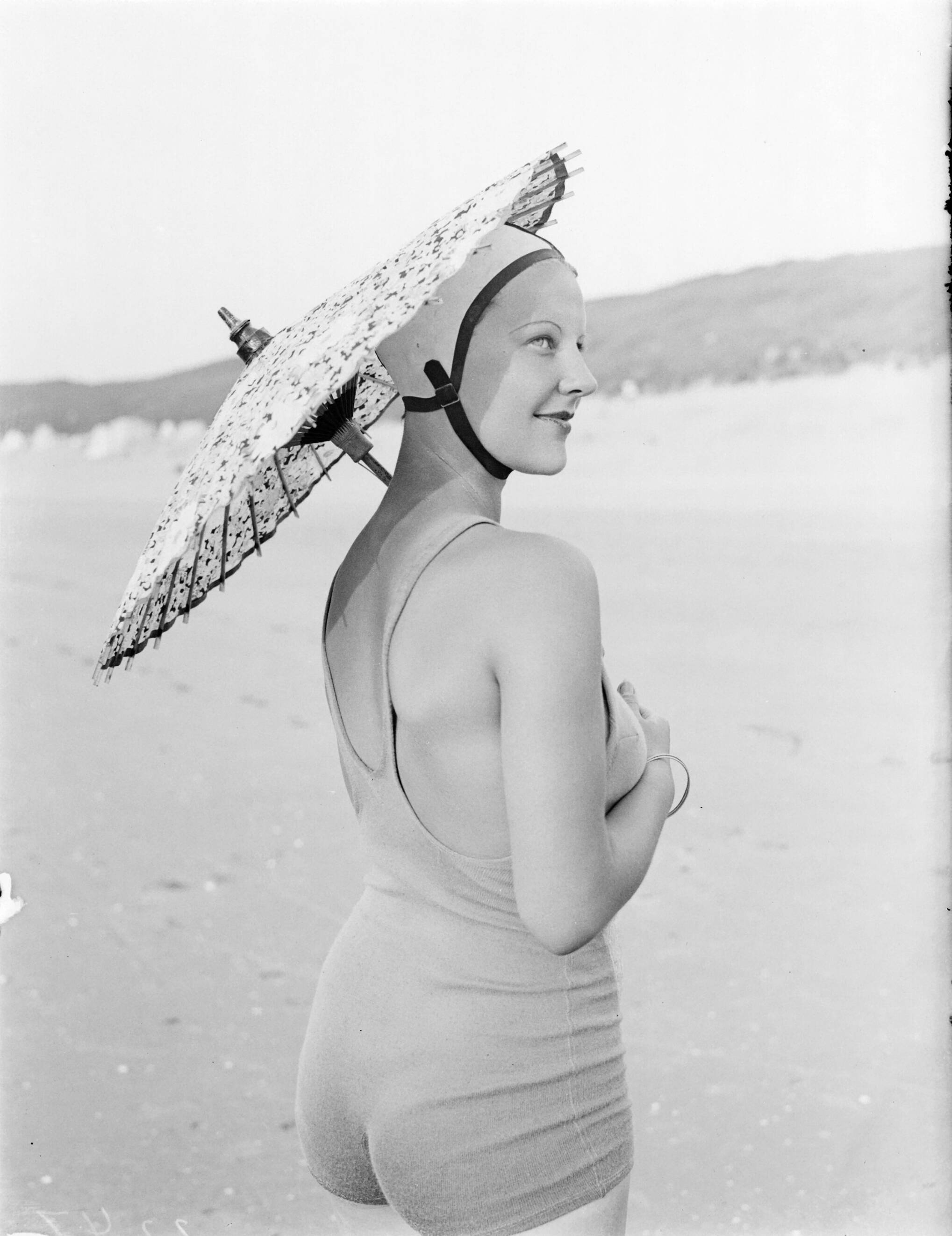 Reportage fotomodel — Model Eva Waldschmidt aan het strand van Zandvoort — Foto: Poll, Willem van de. Licentie: Set B: Rechtenvrij / Publiek Domein. Bron: Nationaal Archief. http://hdl.handle.net/10648/aea7f20e-d0b4-102d-bcf8-003048976d84