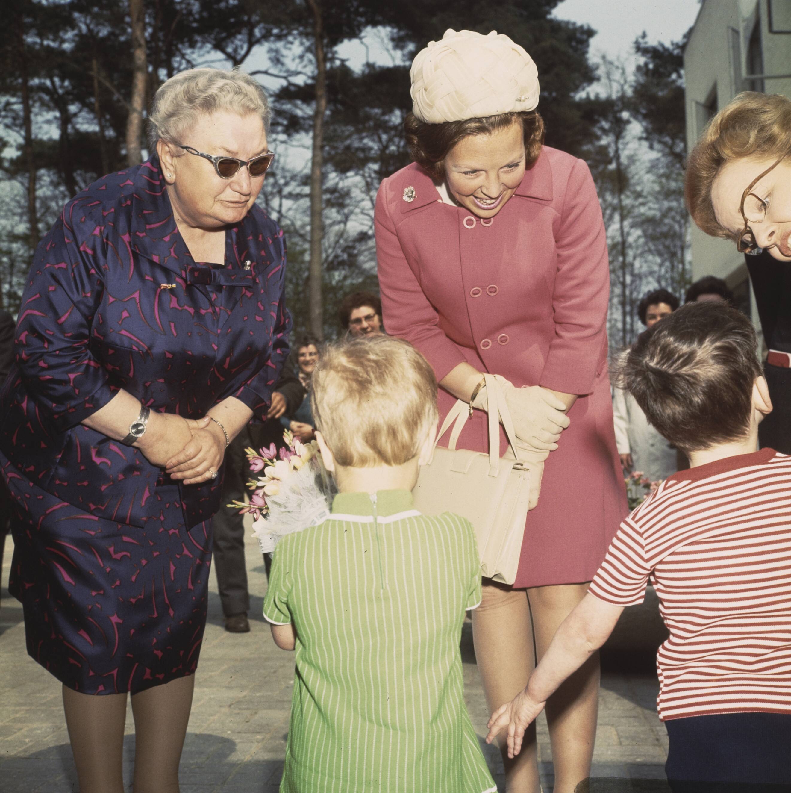 Fotocollectie Anefo — Hare Koninklijke Hoogheid Prinses Beatrix bij de Krabbenbossen in Rijsbergen — Foto: Koch, Eric / Anefo. Licentie: Set B: Rechtenvrij / Publiek Domein. Bron: Nationaal Archief. http://hdl.handle.net/10648/ad902242-d0b4-102d-bcf8-003048976d84