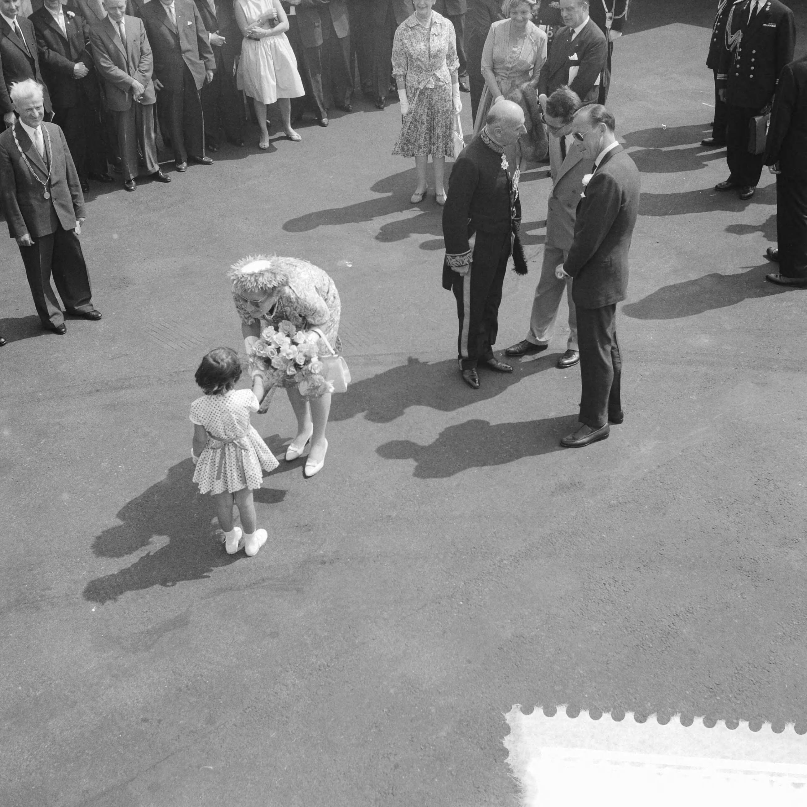 Staatsbezoek koning Boudewijn 1959 — Vierde dag van het bezoek van koning Boudewijn. Bezoek aan Maastricht en omgeving — Foto: Noske, J.D. / Anefo. Licentie: Set B: Rechtenvrij / Publiek Domein. Bron: Nationaal Archief. http://hdl.handle.net/10648/a998c356-d0b4-102d-bcf8-003048976d84