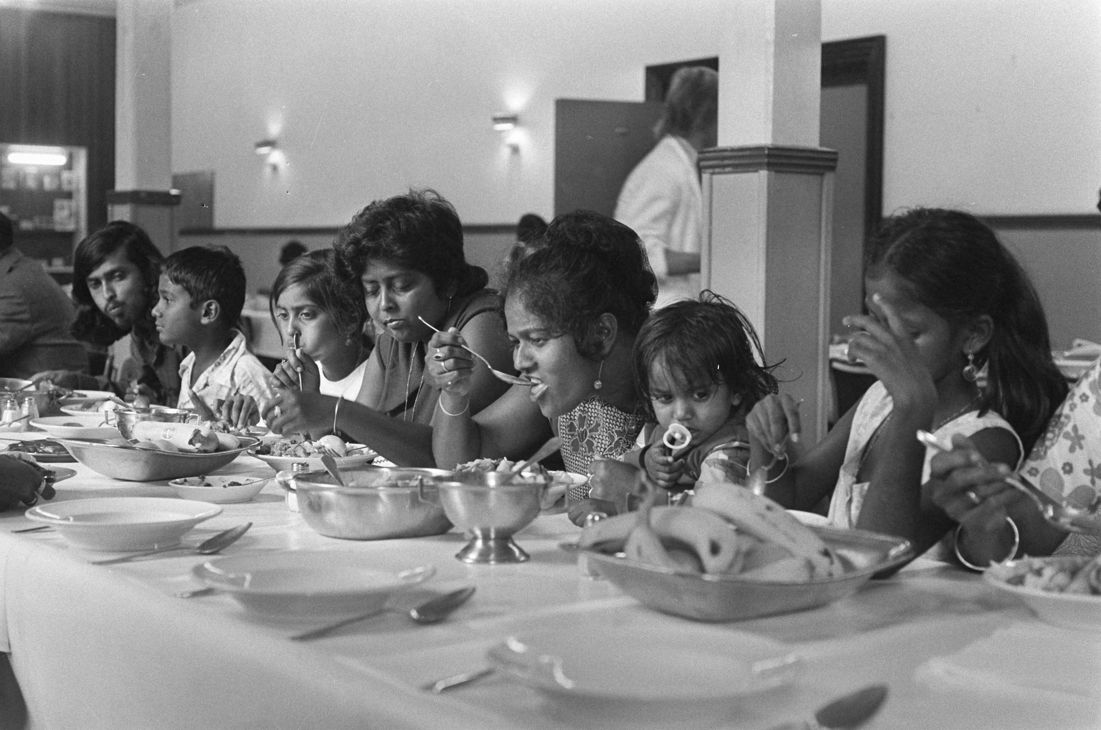 Fotocollectie Anefo — Surinamers ondergebracht in Frederikkazerne in Leeuwarden Surinamers aan de lunch aan lange tafel — Foto: Verhoeff, Bert / Anefo. Licentie: Set B: Rechtenvrij / Publiek Domein. Bron: Nationaal Archief. http://hdl.handle.net/10648/ac724520-d0b4-102d-bcf8-003048976d84