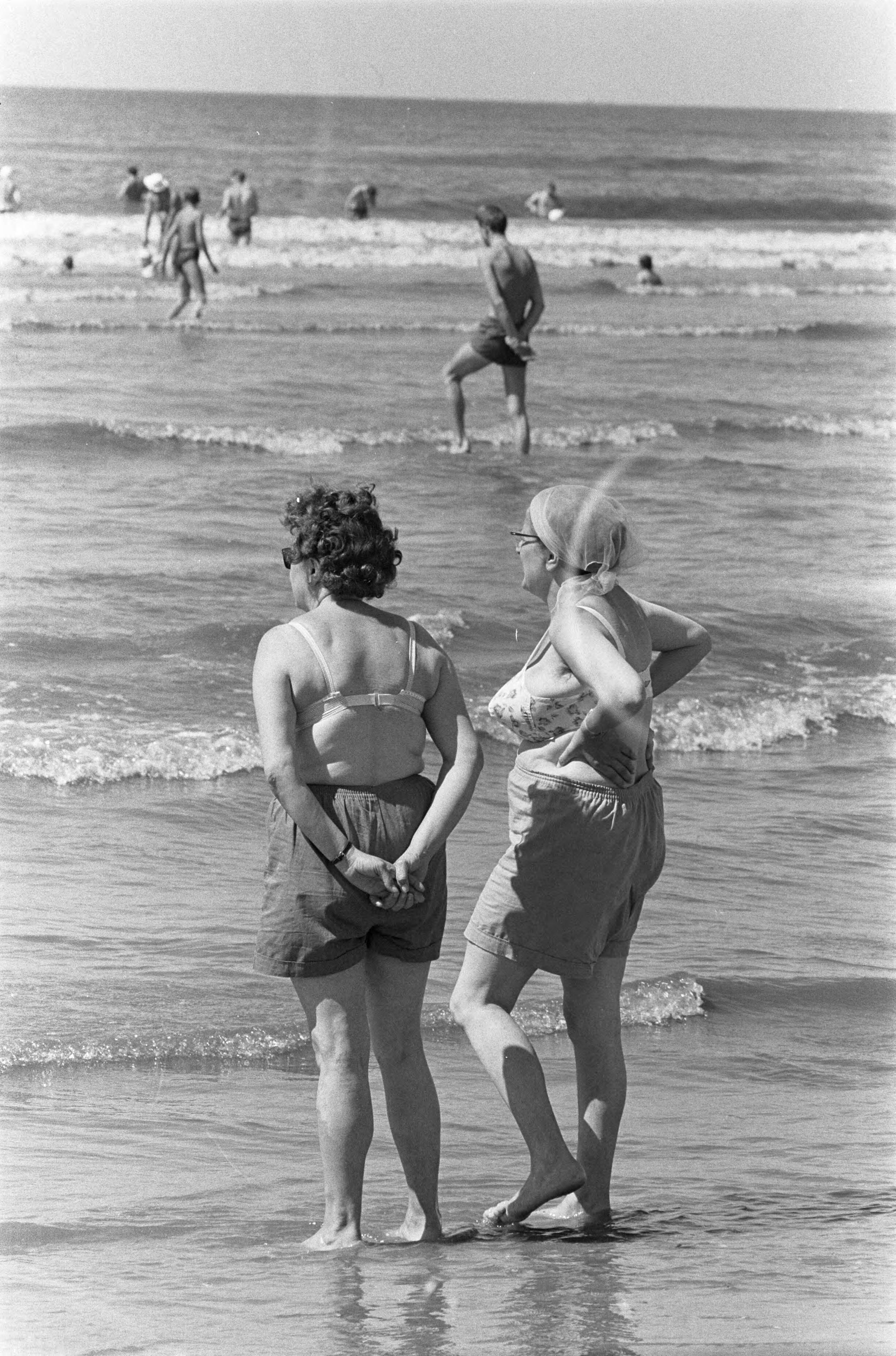 Fotocollectie Anefo — Drukte aan de kust. Strand van Zandvoort — Foto: Pot, Harry / Anefo. Licentie: Set B: Rechtenvrij / Publiek Domein. Bron: Nationaal Archief. http://hdl.handle.net/10648/aa3f5608-d0b4-102d-bcf8-003048976d84