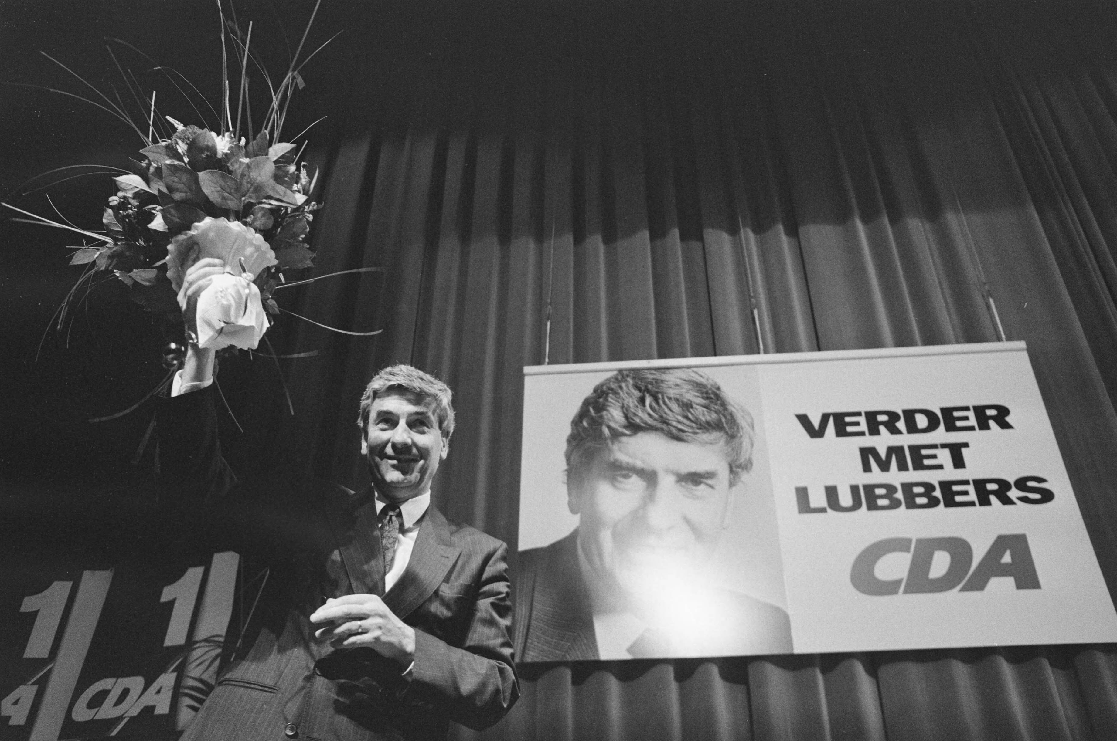 CDA-partijraad in Bussum — Premier Lubbers met bloemen — Foto: Croes, Rob C. / Anefo. Licentie: Set B: Rechtenvrij / Publiek Domein. Bron: Nationaal Archief. http://hdl.handle.net/10648/ad73da88-d0b4-102d-bcf8-003048976d84