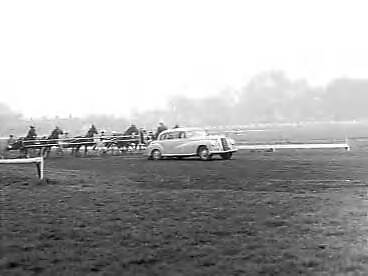 Fotocollectie Anefo — Internationale draverijen Duindigt. Starten met auto met inklapbare startstellage — Foto: Bilsen, Joop van / Anefo. Licentie: Set B: Rechtenvrij / Publiek Domein. Bron: Nationaal Archief. http://hdl.handle.net/10648/a950bb2e-d0b4-102d-bcf8-003048976d84