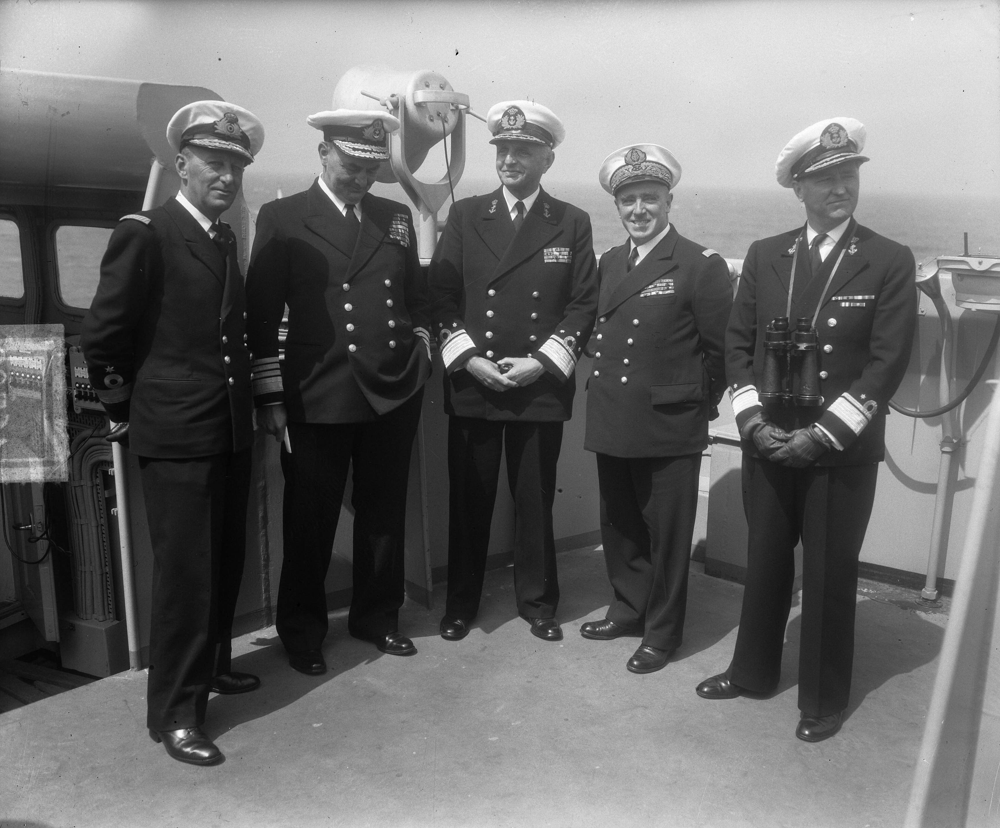 Vlootoefening "Factotum". Vlootschouw mijnenvegers voor Scheveningen — Vlootoefening "Factotum". Vlootschouw mijnenvegers voor Scheveningen [een aantal vlagofficieren aan boord van Hr. Ms. "Soemba"] — Foto: Duinen, H. van / Anefo. Licentie: Set B: Rechtenvrij / Publiek Domein. Bron: Nationaal Archief. http://hdl.handle.net/10648/a8ecbf0c-d0b4-102d-bcf8-003048976d84