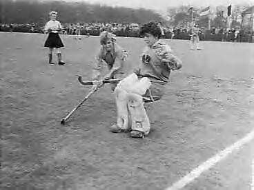 Fotocollectie Anefo — Dameshockey. Nederland tegen België 2-1 te Breda. Spelmoment — Foto: Behrens, Herbert F. / Anefo. Licentie: Set B: Rechtenvrij / Publiek Domein. Bron: Nationaal Archief. http://hdl.handle.net/10648/a9ad00a0-d0b4-102d-bcf8-003048976d84