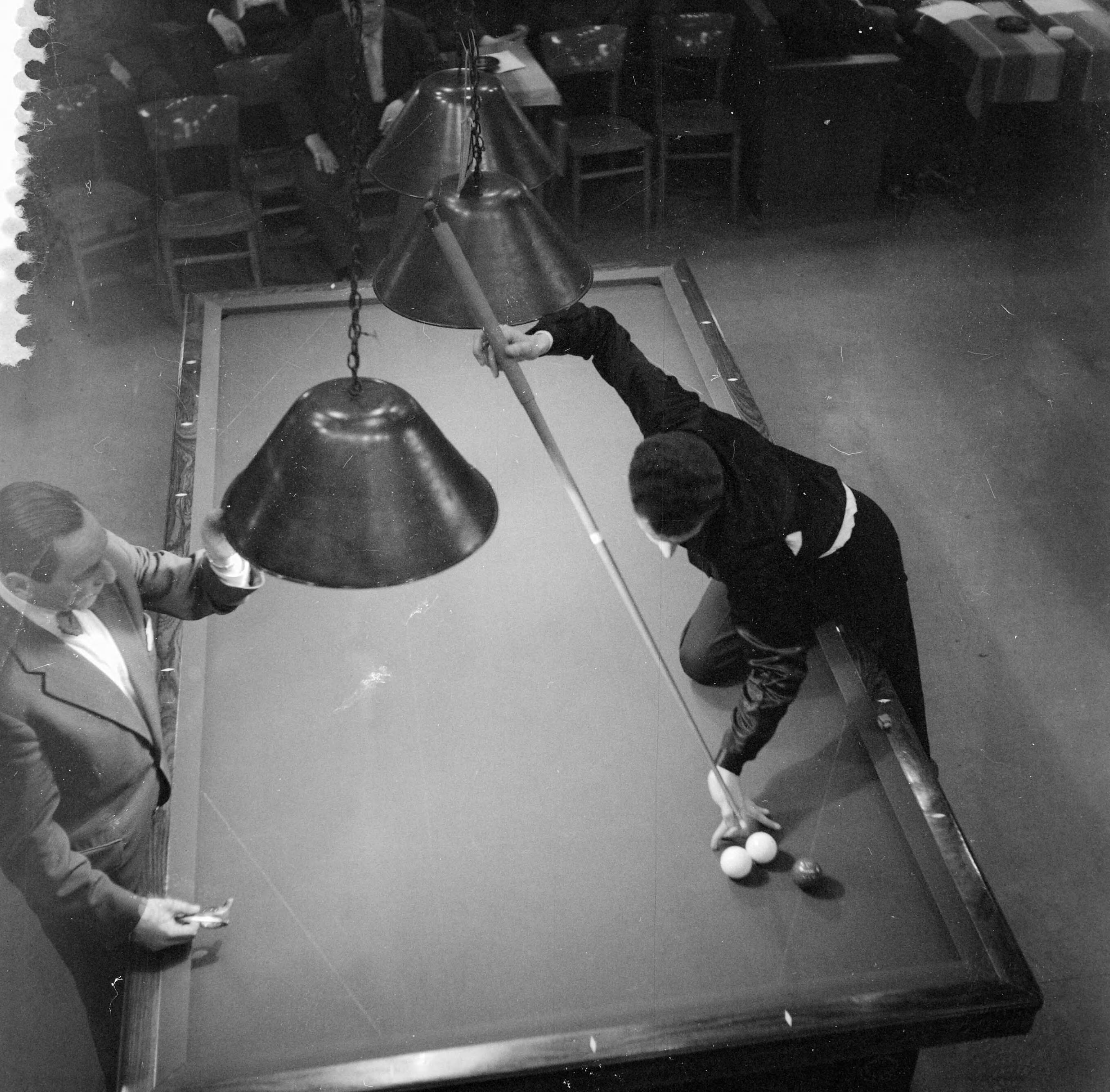 Fotocollectie Anefo — Kampioenschap van Nederland grootbiljart Libre in Leeuwarden — Foto: Noske, J.D. / Anefo. Licentie: Set B: Rechtenvrij / Publiek Domein. Bron: Nationaal Archief. http://hdl.handle.net/10648/a97782b8-d0b4-102d-bcf8-003048976d84