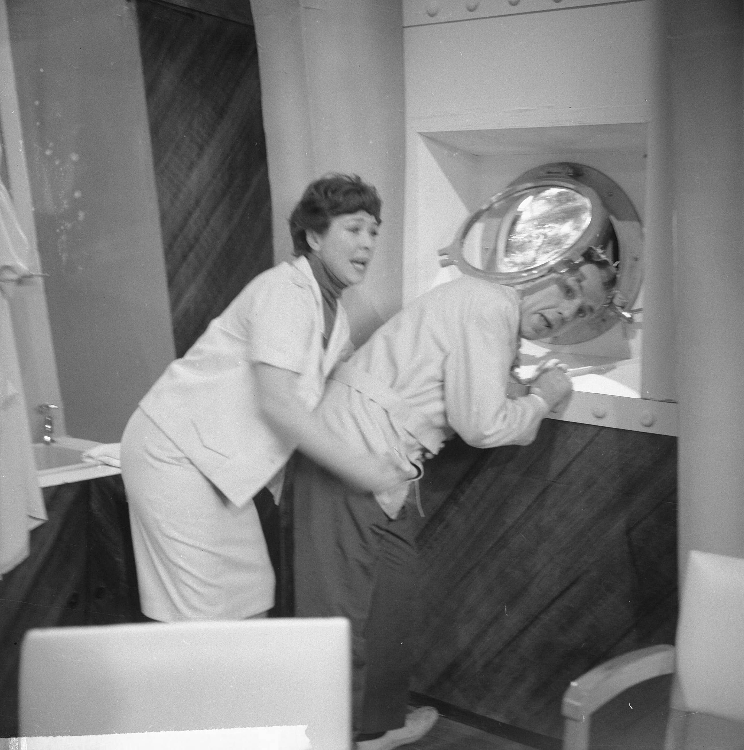 Fotocollectie Anefo — Opname televisiespel "Met 24 pk door Europa" (uitzending niet doorgegaan). Teddy Schaank en Ko van DijkNegatieven zijn een jaar later, op 31-3-1964, geregistreerd in fotoadministratie Anefo! Deze aflevering is wél uitgezonden, als eerste op 20-10-1963. Op 22-11-1963 schrijft Trouw: Er komen geen afleveringen meer van de televisiestrip "Met 24 P.K. door Europa" met Ko van Dijk, Teddy Schaank en Simone Rooskens. De AVRO heeft besloten de serie te staken. Reden: de strip kon ook na bewerking van het oorspronkelijke script niet aan de gestelde eisen voldoen. Karel Prior, hoofd amusementsprogramma's van de AVRO zei van deze door het echtpaar Mazure geschreven strip, dat ze „te filmisch" waren geschreven, waardoor men er in de televisiestudio's niet goed mee uit de voeten kon. Ellen en Georges Mazure, die zes afleveringen van hun strip aan de AVRO verkochten, liggen al een poosje overhoop met de AVRO in verband met de televisie-uitzendingen van hun script. Vooral de ver