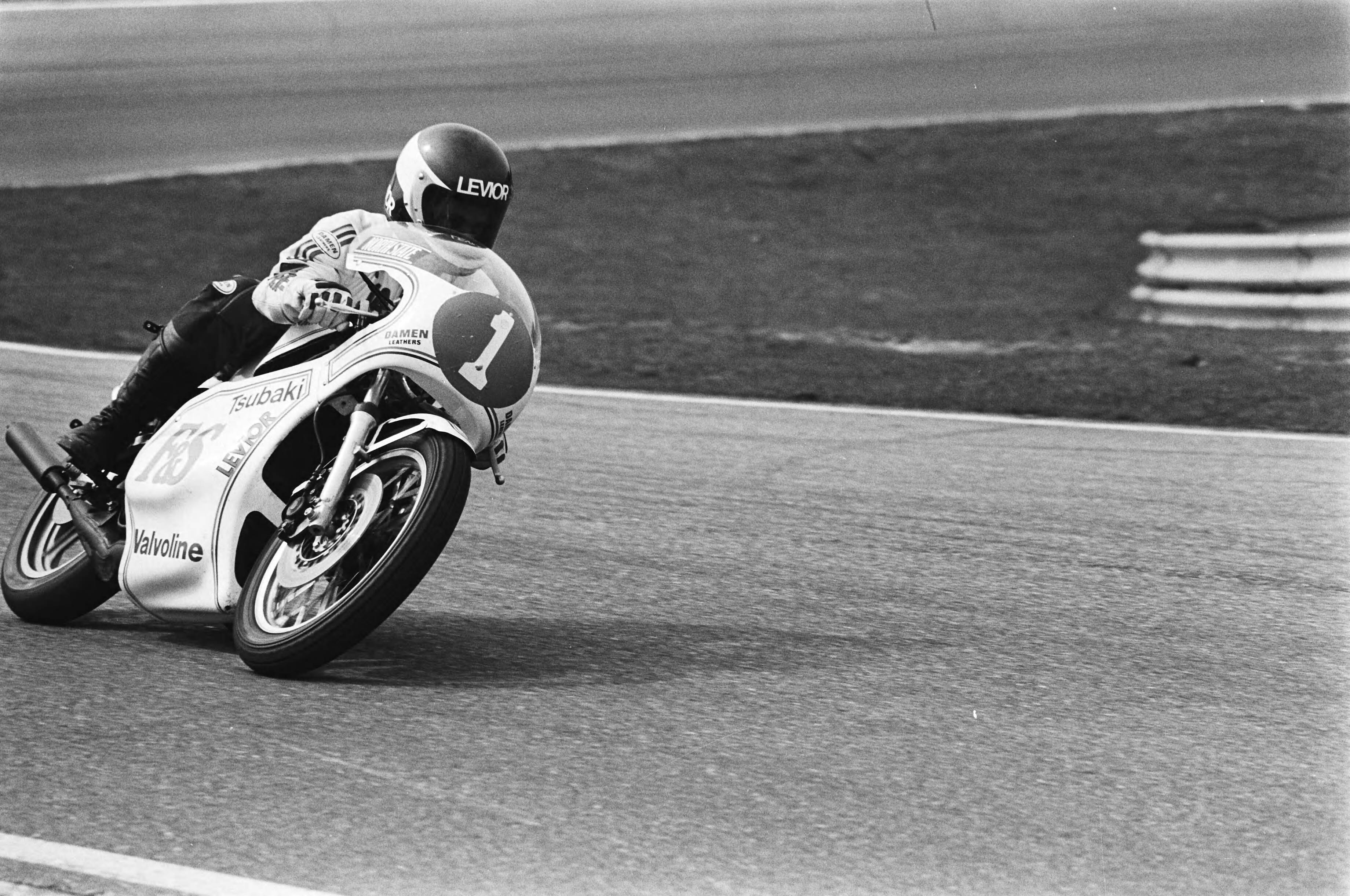 Motorraces op Zandvoort — Jack Middelburg (winnaar 350 cc) in aktie — Foto: Suyk, Koen / Anefo. Licentie: Set B: Rechtenvrij / Publiek Domein. Bron: Nationaal Archief. http://hdl.handle.net/10648/acc87bf2-d0b4-102d-bcf8-003048976d84