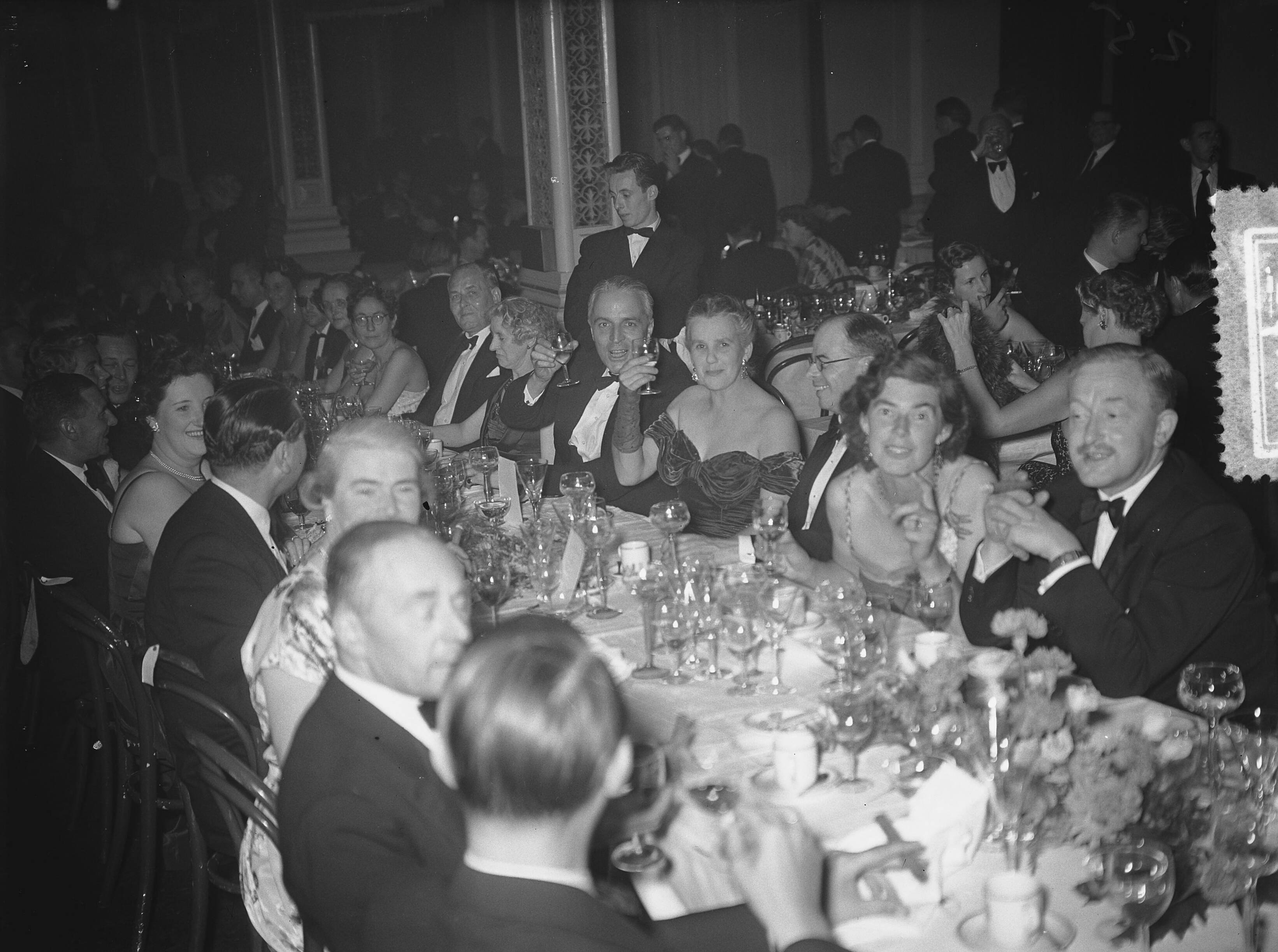 Fotocollectie Anefo — Congres zee-assuradeuren Den Haag , hoofdtafel — Foto: Bilsen, Joop van / Anefo. Licentie: Set B: Rechtenvrij / Publiek Domein. Bron: Nationaal Archief. http://hdl.handle.net/10648/a9295fd4-d0b4-102d-bcf8-003048976d84