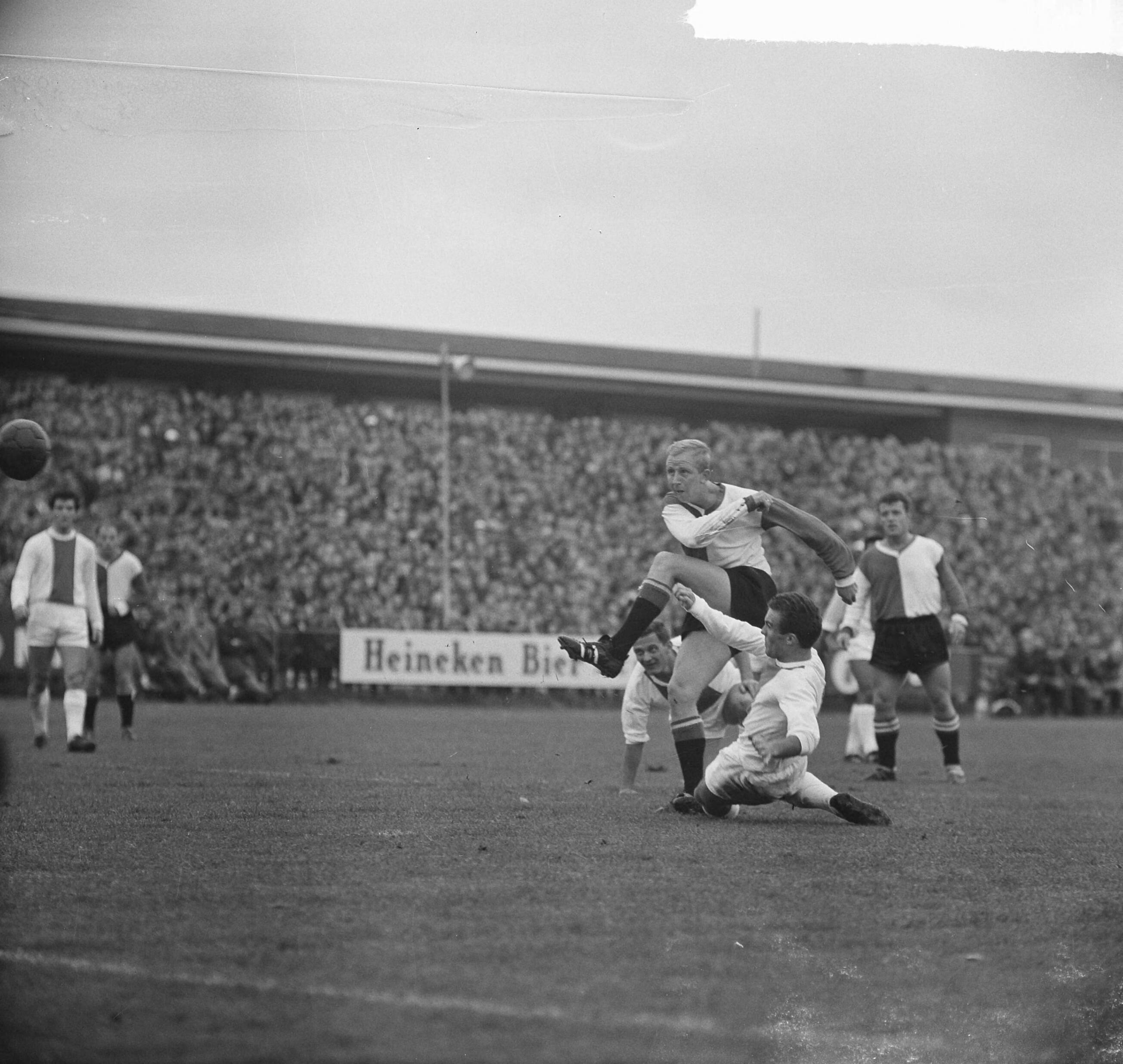 Fotocollectie Anefo — Voetbal. FC Hilversum tegen Feijenoord 0-4. Spelmoment, Henk Groot schiet — Foto: Nijs, Jac. de / Anefo. Licentie: Set B: Rechtenvrij / Publiek Domein. Bron: Nationaal Archief. http://hdl.handle.net/10648/aa477b30-d0b4-102d-bcf8-003048976d84