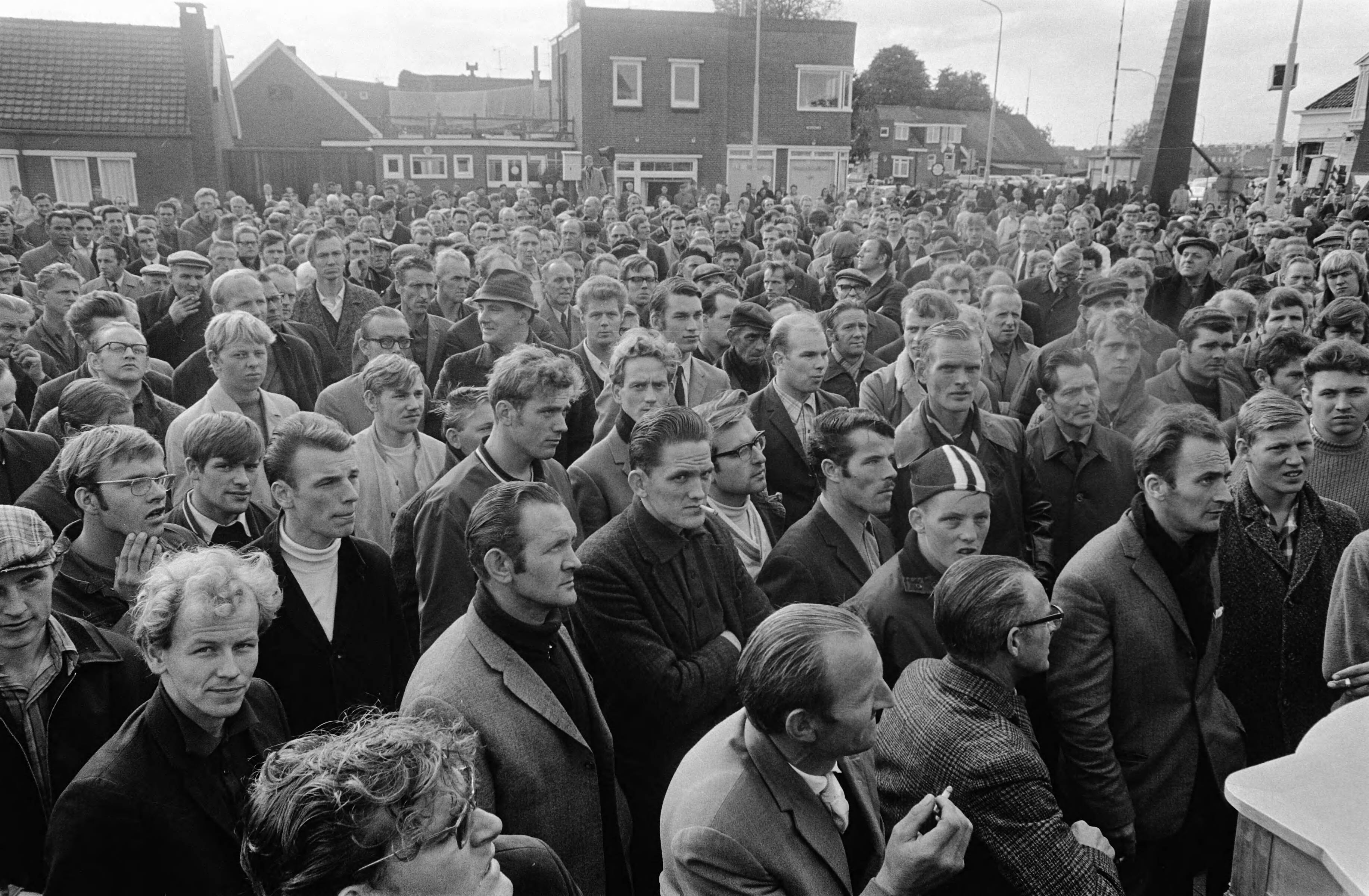 Fotocollectie Anefo — Arbeiders in kartonindustrie in Oost Groningen staken 24u voor meer loon. Overzicht — Foto: Koch, Eric / Anefo. Licentie: Set B: Rechtenvrij / Publiek Domein. Bron: Nationaal Archief. http://hdl.handle.net/10648/ab7b42d4-d0b4-102d-bcf8-003048976d84
