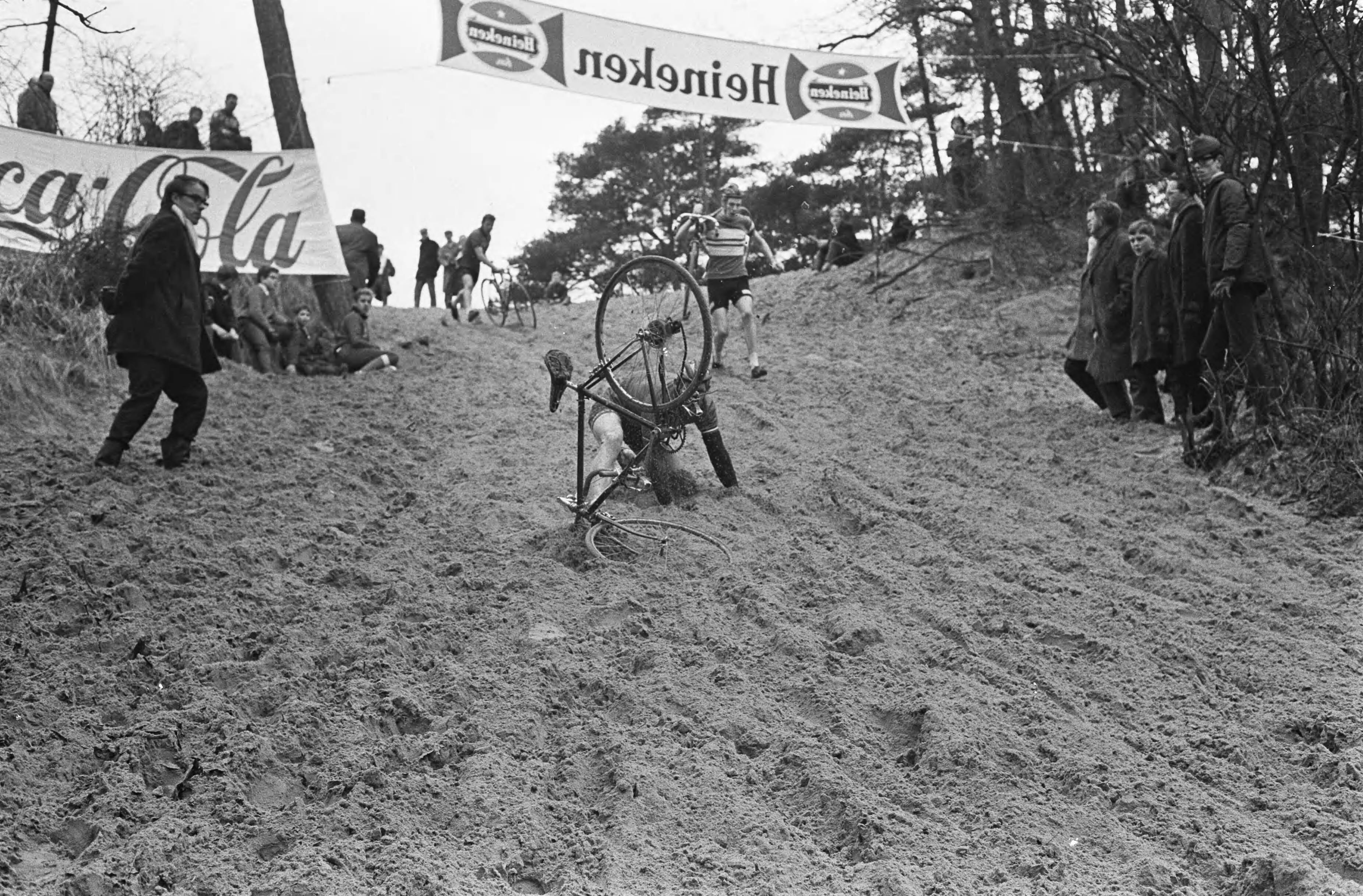 Fotocollectie Anefo — Cycle Cross kampioenschap te Wassenaar, Vermetten uit Rijen kwam ten val — Foto: Koch, Eric / Anefo. Licentie: Set B: Rechtenvrij / Publiek Domein. Bron: Nationaal Archief. http://hdl.handle.net/10648/ab357d30-d0b4-102d-bcf8-003048976d84