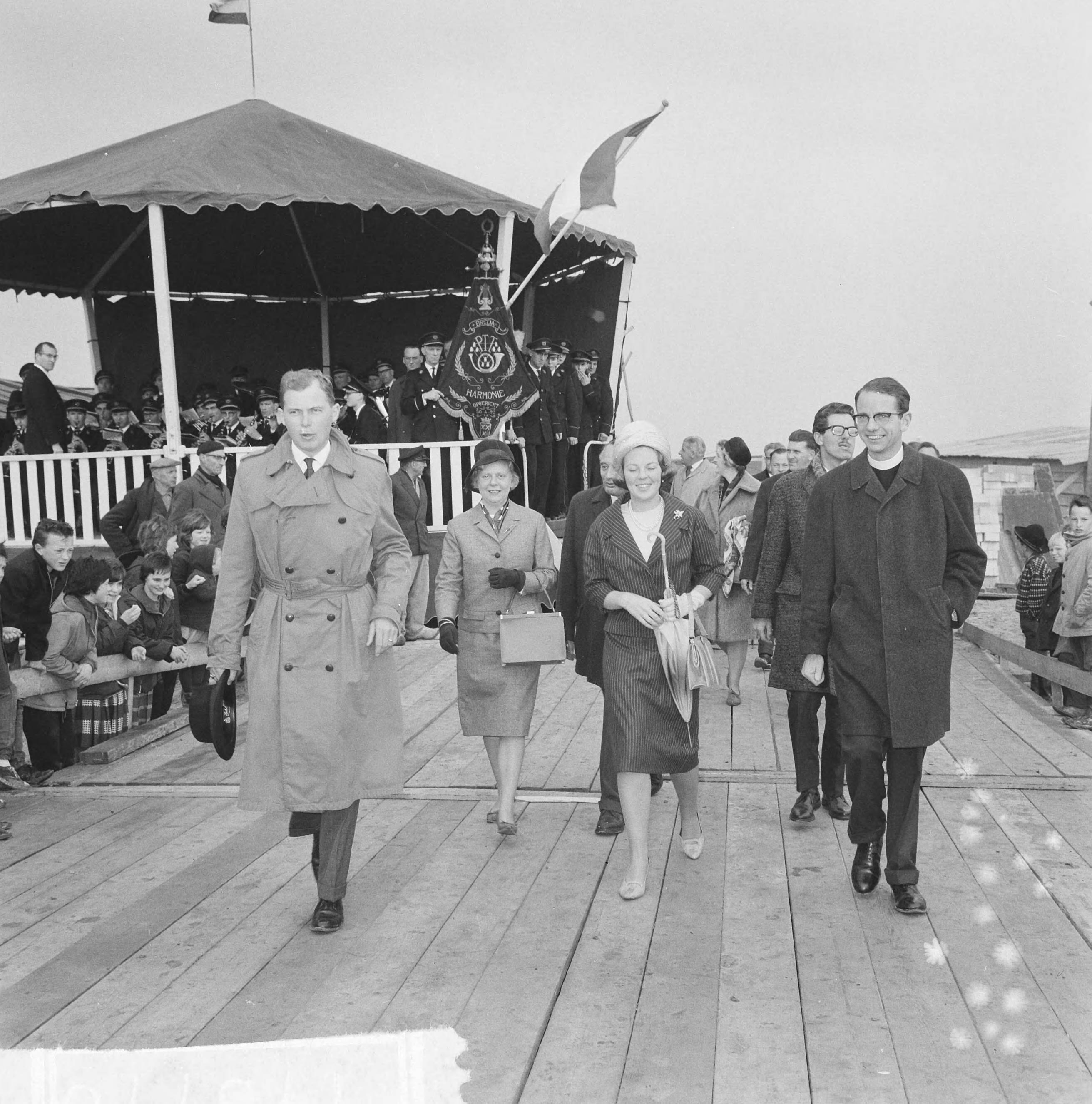 Fotocollectie Anefo — Prinses Beatrix was aanwezig bij de eerste steenlegging voor het jongerenontmoetingscentrum "Het Zilveren Schor" nabij Arnemuiden. Aankomst prinses Beatrix, rechts pater W.A.M. Alting von Geusau, voorzitter van de Stichting Zilveren Jeugdcentra — Foto: Nijs, Jac. de / Anefo. Licentie: Set B: Rechtenvrij / Publiek Domein. Bron: Nationaal Archief. http://hdl.handle.net/10648/aaa1c4dc-d0b4-102d-bcf8-003048976d84
