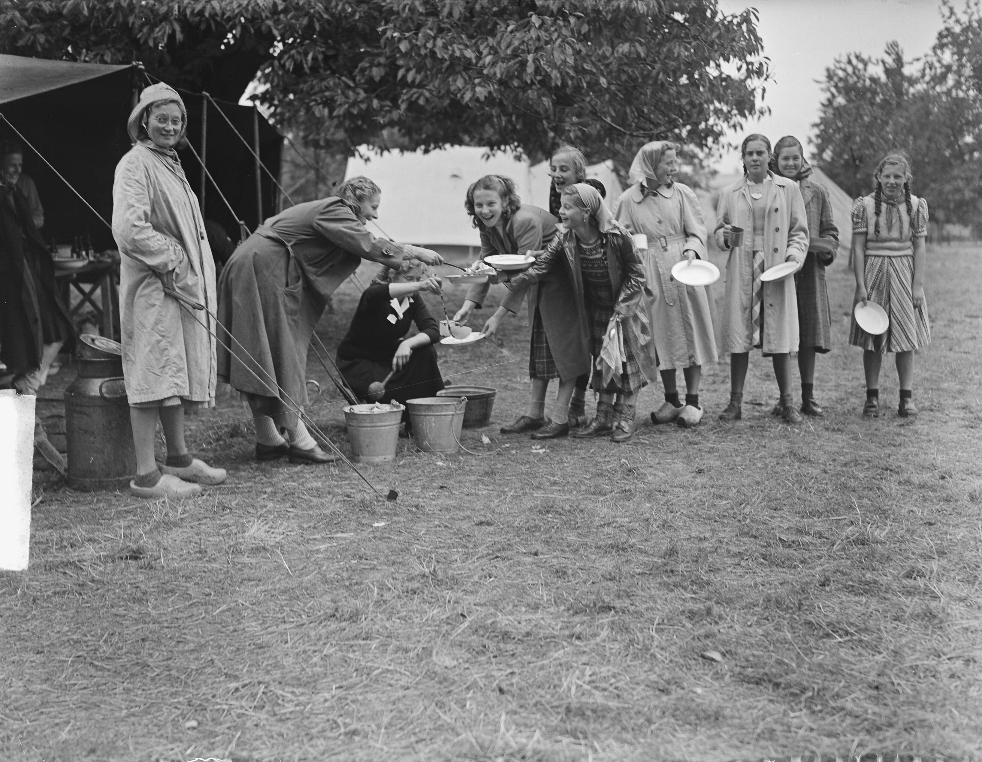 Fotocollectie Anefo — Kamp Mheer. Meisjes halen eten — Foto: Oorschot, […] van / Anefo. Licentie: Set B: Rechtenvrij / Publiek Domein. Bron: Nationaal Archief. http://hdl.handle.net/10648/a8cc4434-d0b4-102d-bcf8-003048976d84