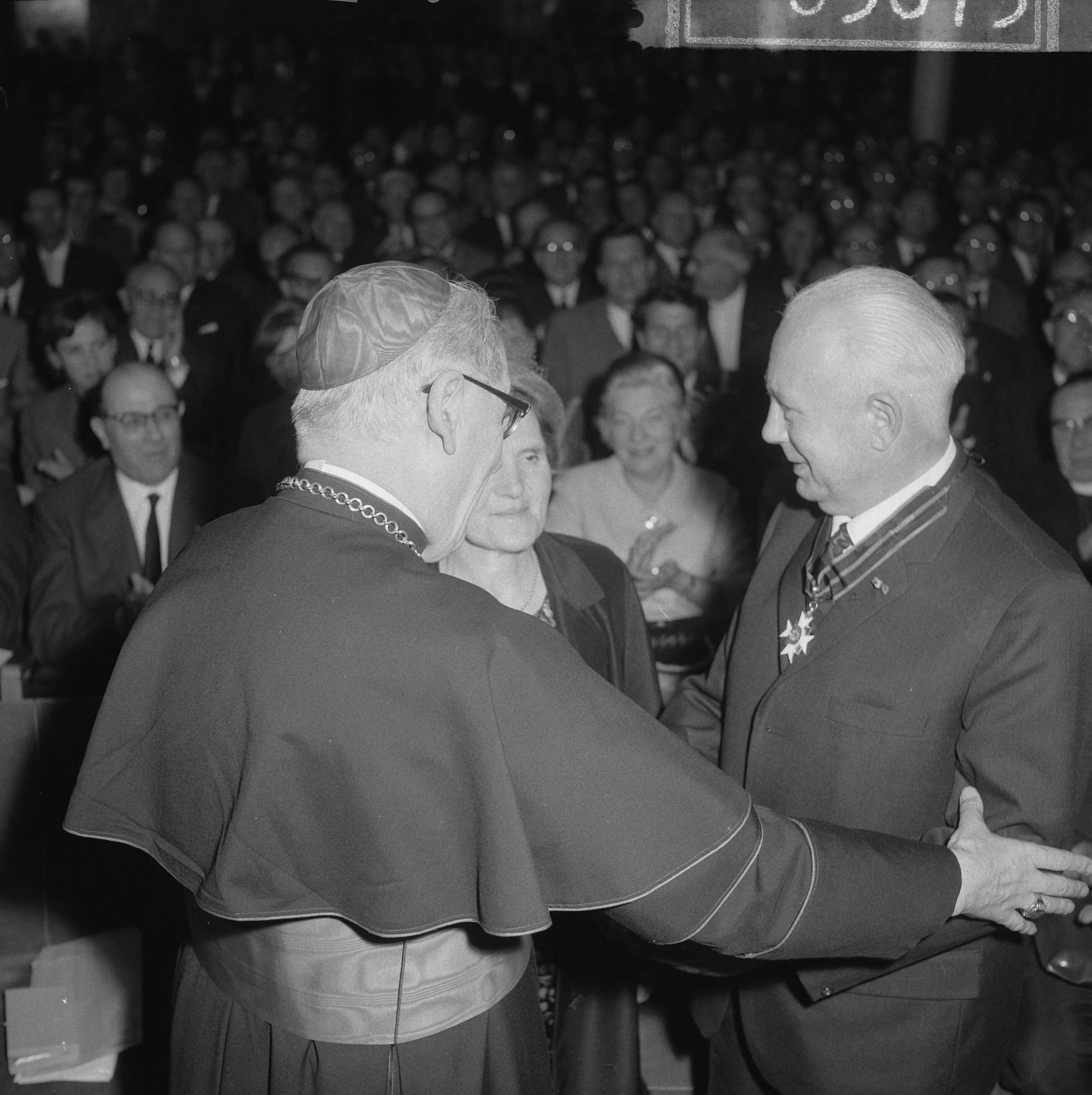 Fotocollectie Anefo — De voormalige voorzitter van het NKV [K.A.B.], J.A. Middelhuis, heeft afscheid genomen tijdens een receptie in de Utrechtse Stadsschouwburg. Kardinaal Alfrink deelde hem de versierselen uit die behoren bij het commandeurschap in de Orde van Sint Silvestre, aan Middelhuis verleend door paus Johannes XXIII, in het midden mevrouw Middelhuis — Foto: Gelderen, Hugo van / Anefo. Licentie: Set B: Rechtenvrij / Publiek Domein. Bron: Nationaal Archief. http://hdl.handle.net/10648/aa6df378-d0b4-102d-bcf8-003048976d84