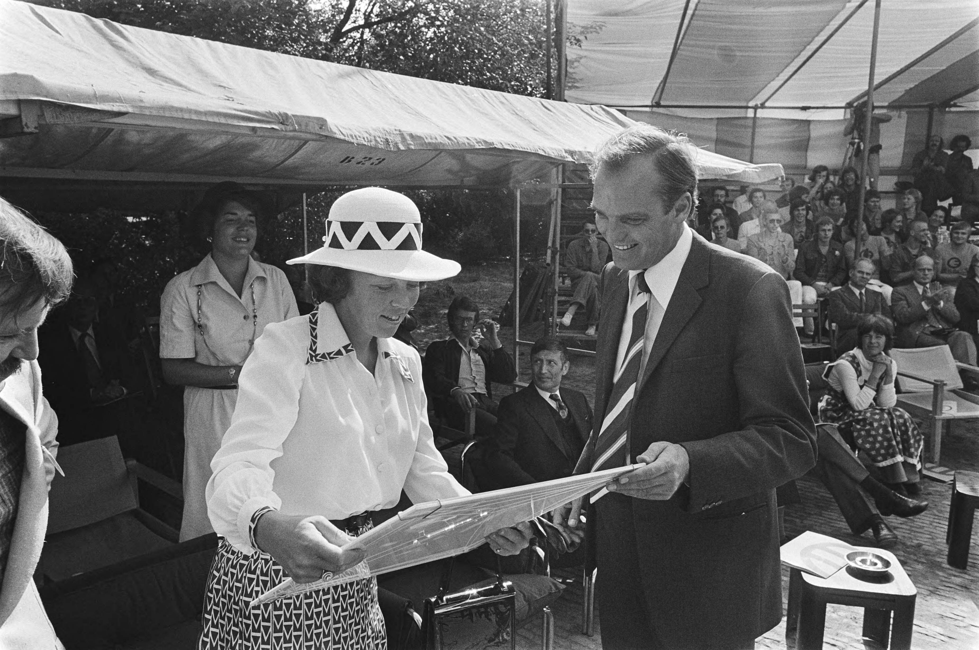 Fotocollectie Anefo — Prinses Beatrix opent nieuwbouw Emiliehoeve in Den Haag Prinses Beatrix in gesprek met bewoners — Foto: Bogaerts, Rob / Anefo. Licentie: Set B: Rechtenvrij / Publiek Domein. Bron: Nationaal Archief. http://hdl.handle.net/10648/ac8aadf4-d0b4-102d-bcf8-003048976d84