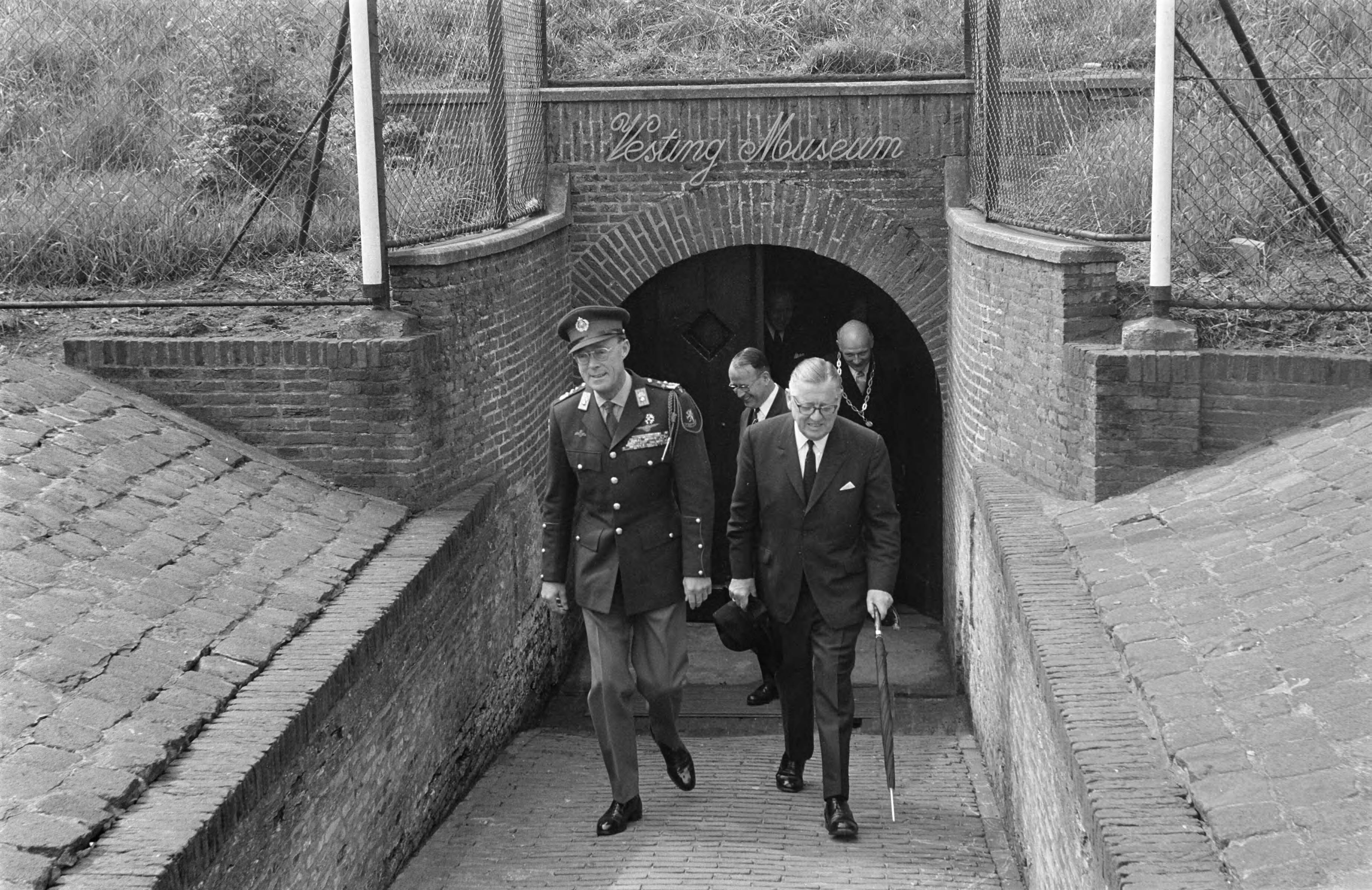 Fotocollectie Anefo — ZKH Prins Bernhard opent uitbreiding van het Vestingmuseum te Naarden Prins Bernhard steekt lontstok in een kanon — Foto: Evers, Joost / Anefo. Licentie: Set B: Rechtenvrij / Publiek Domein. Bron: Nationaal Archief. http://hdl.handle.net/10648/ab68300e-d0b4-102d-bcf8-003048976d84