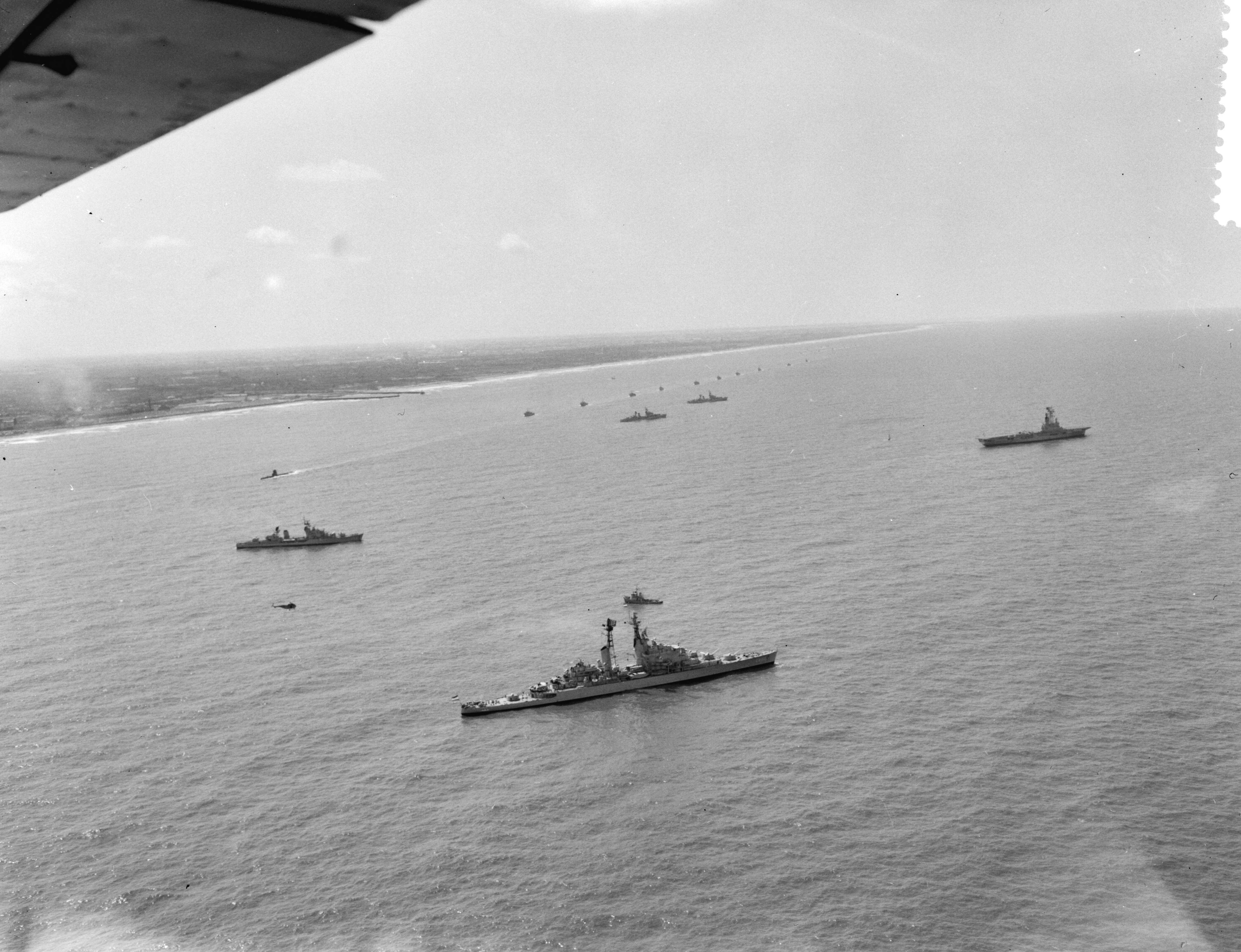 Fotocollectie Anefo — Vlootschouw bij Scheveningen (luchtopnamen) — Foto: Rossem, Wim van / Anefo. Licentie: Set B: Rechtenvrij / Publiek Domein. Bron: Nationaal Archief. http://hdl.handle.net/10648/a9db87ae-d0b4-102d-bcf8-003048976d84