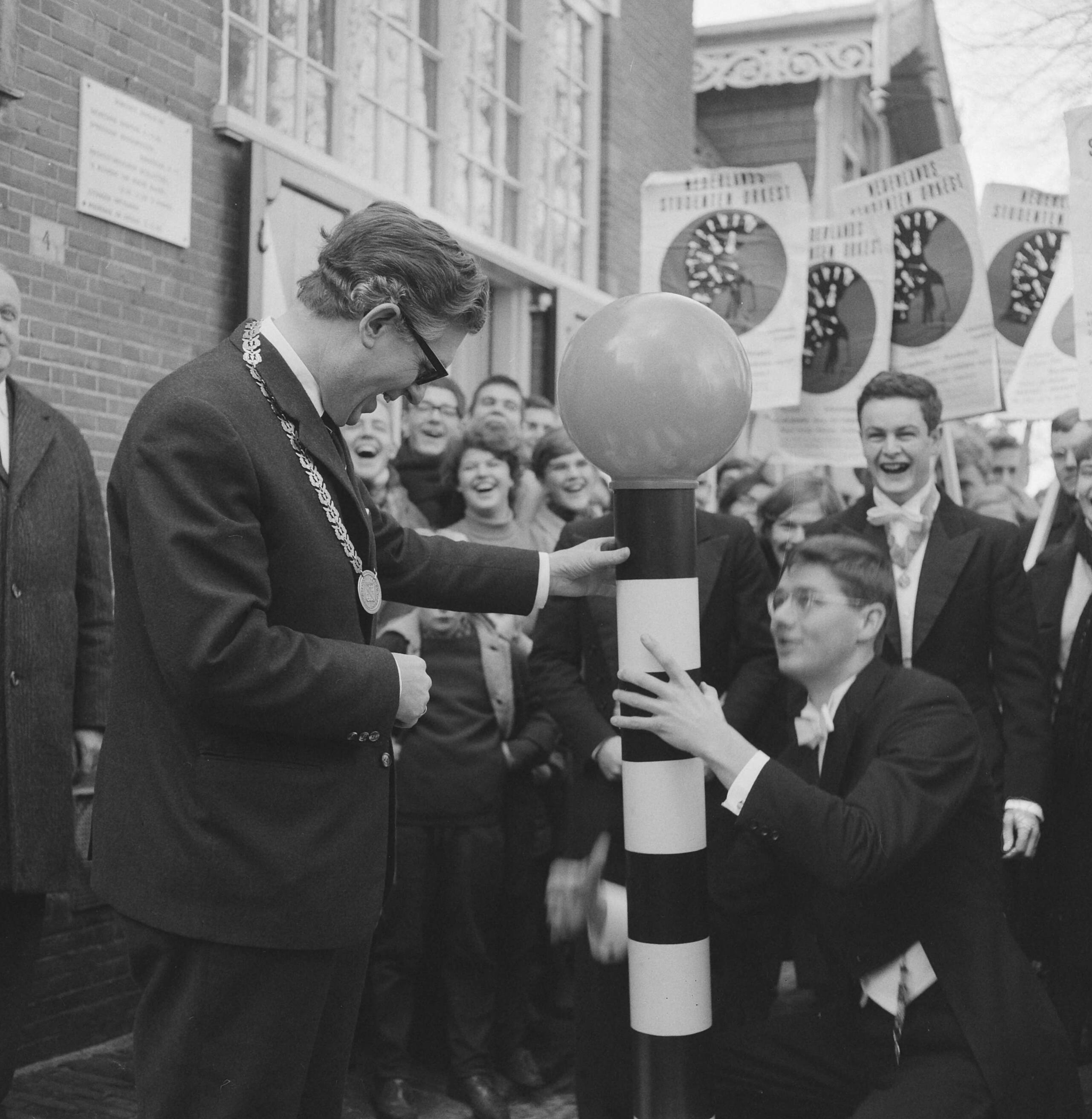 Fotocollectie Anefo — Nederlands Studenten Orkest in Bergen, Noord-Holland — Foto: Kroon, Ron / Anefo. Licentie: Set B: Rechtenvrij / Publiek Domein. Bron: Nationaal Archief. http://hdl.handle.net/10648/aad509dc-d0b4-102d-bcf8-003048976d84
