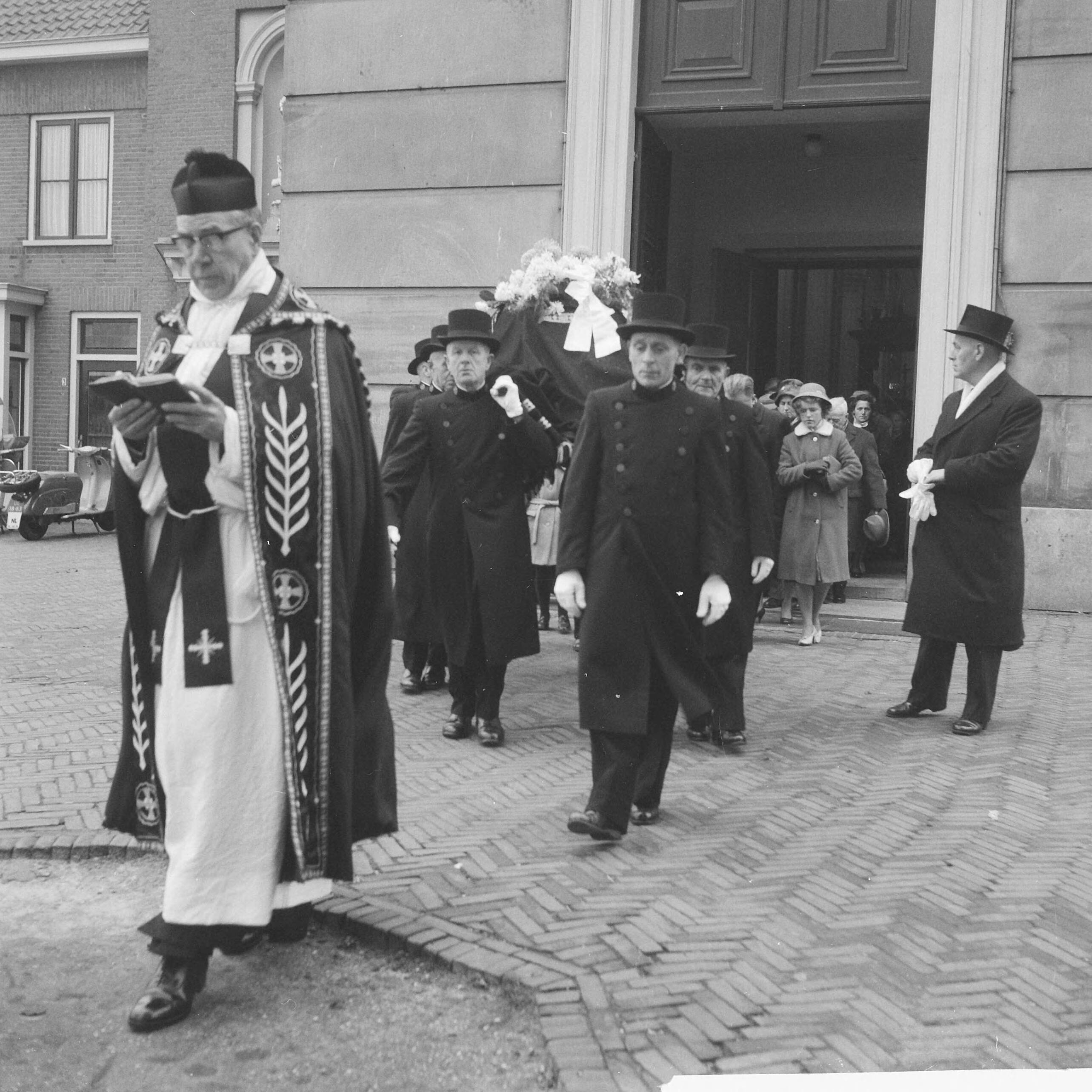 Fotocollectie Anefo — Begrafenis Theo Mastwijk in Soest — Foto: Pot, Harry / Anefo. Licentie: Set B: Rechtenvrij / Publiek Domein. Bron: Nationaal Archief. http://hdl.handle.net/10648/a9ec6006-d0b4-102d-bcf8-003048976d84