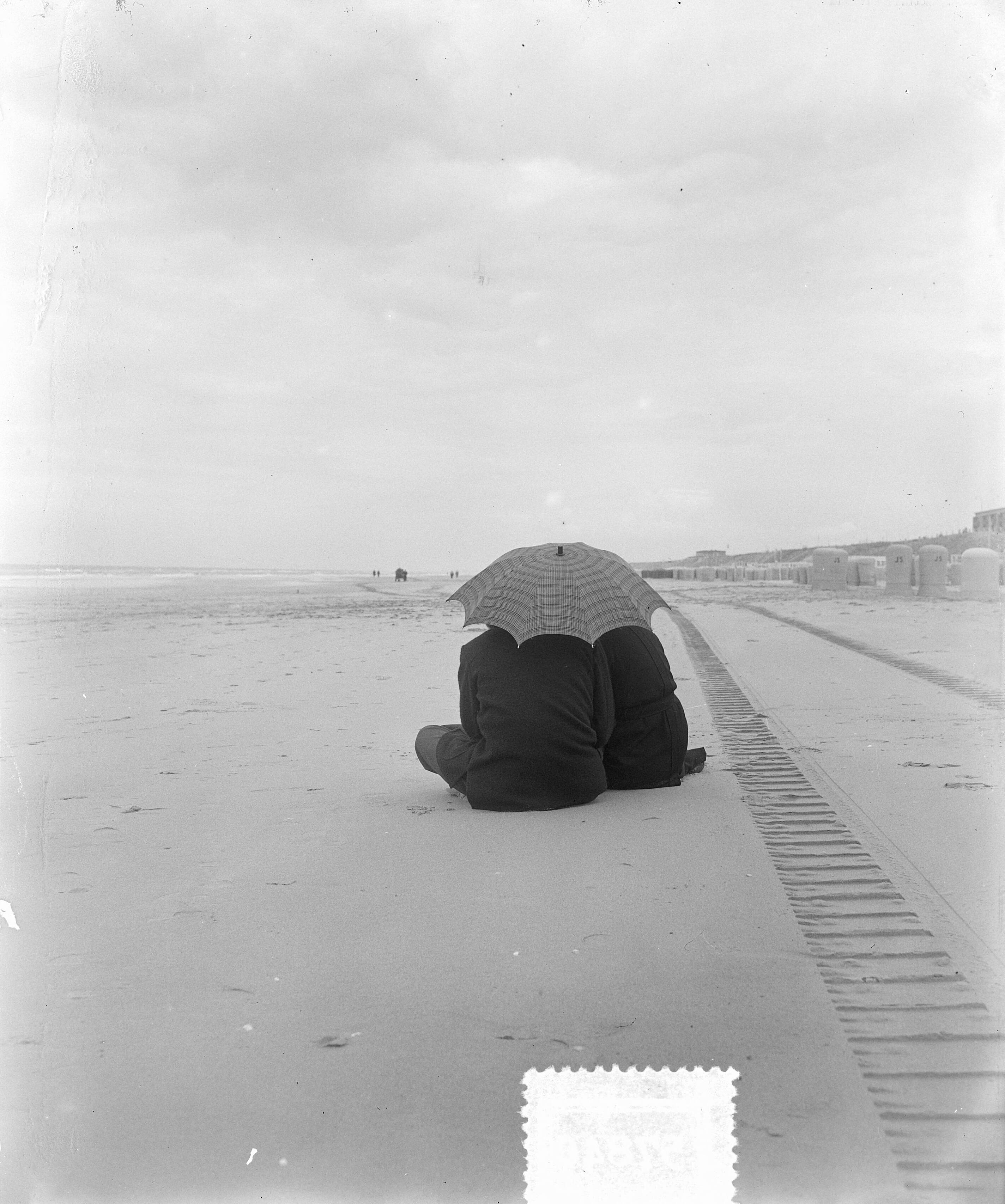 Fotocollectie Anefo — Regenplaatsjes op strand van Zandvoort — Foto: Pot, Harry / Anefo. Licentie: Set B: Rechtenvrij / Publiek Domein. Bron: Nationaal Archief. http://hdl.handle.net/10648/a90de254-d0b4-102d-bcf8-003048976d84